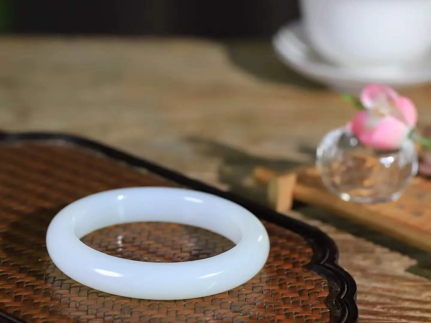 （一见倾心.手镯）

精品️和田玉白玉手镯，玉质温润细腻 油性十足 手感舒适，高华雅逸，线条流畅，