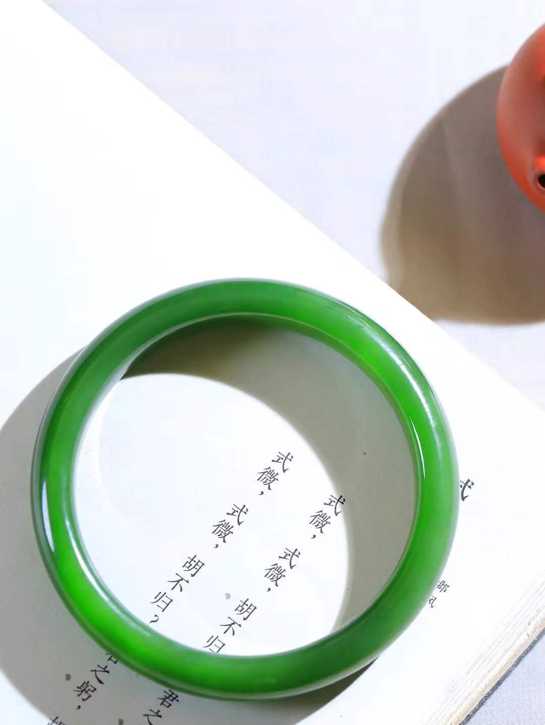 【碧色荡漾·手镯】

精品️和田玉碧玉手镯，玉质细腻温润，手感舒适，️线条流畅，简约大气，美自天成，佩戴于腕间，婉约之美，举手投足间透出那份低调奢华，醉人心扉。重48.7克 内径圈口60mm尺寸11.5-8mm FDL-771101032