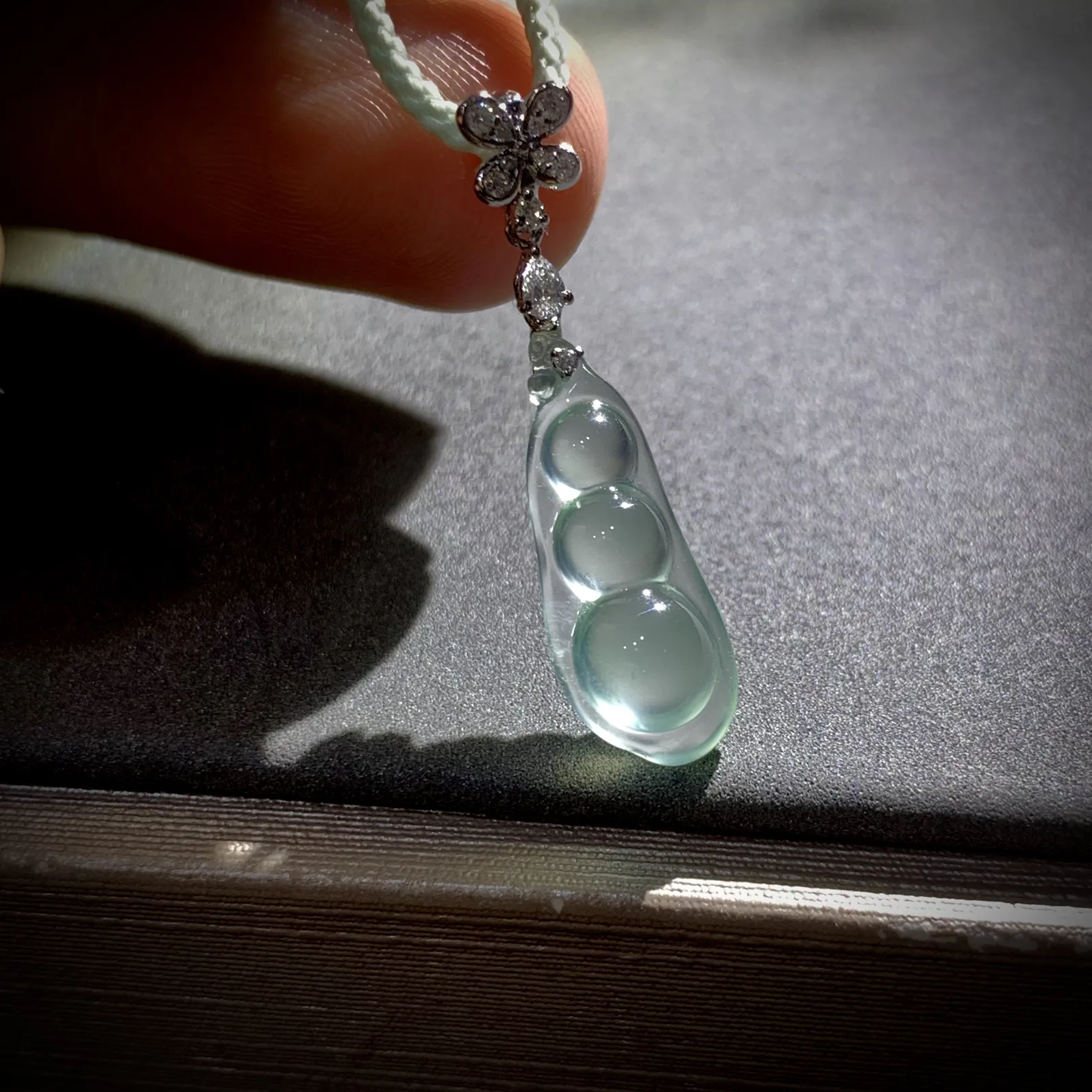 玻璃种精品豆子，
30-裸石19-7.5-5.2mm，
18K金，南非钻，