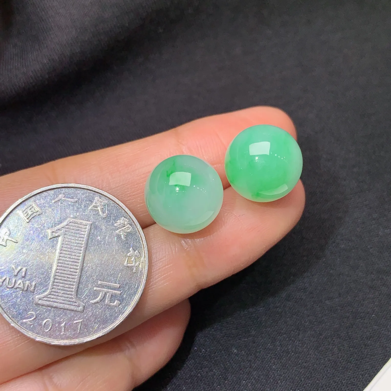 飘绿圆珠一对，冰润色甜，玉质细腻，种水足 直径12.2
