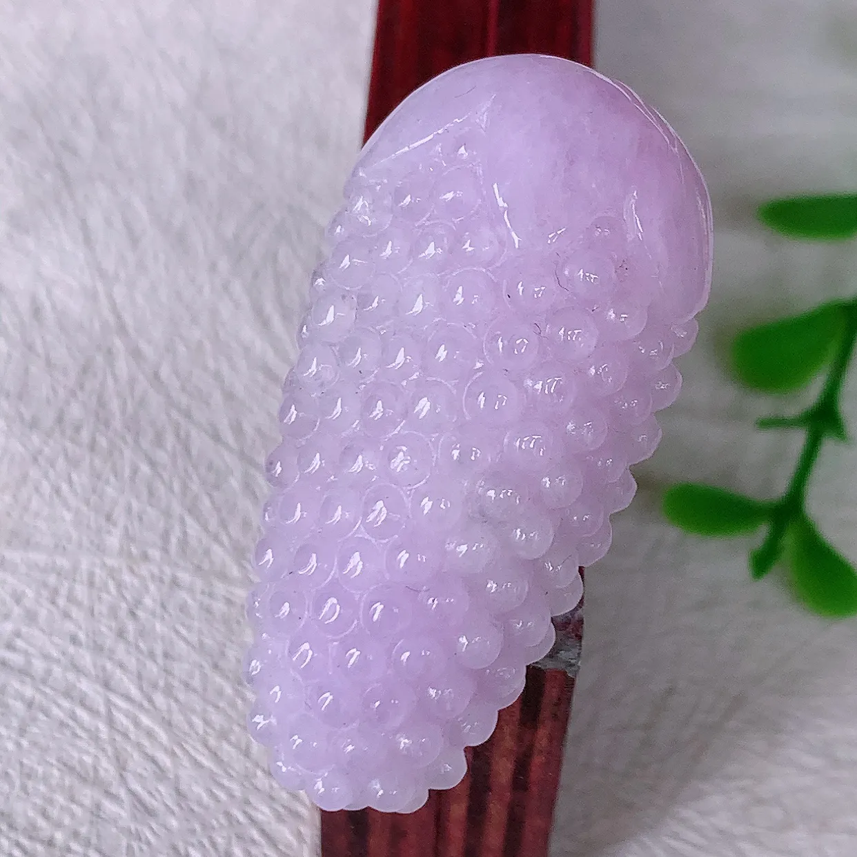 自然光实拍，多子多福葡萄紫罗兰翡翠吊坠，种老水足，雕工精湛 ，寓意美好，佩戴时尚出众！#57.10