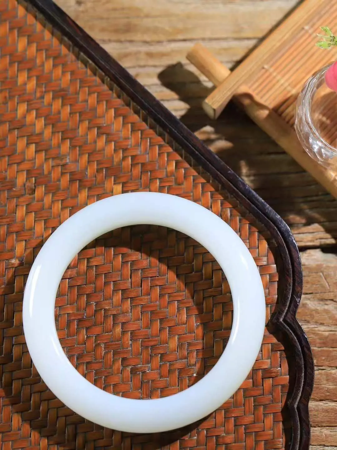 （温柔雅致.手镯）

收藏级臻品️和田玉白玉手镯。镯型饱满，温润细腻，脂润沁香。️执一卷书，沏一盏茶，着一袭裙，戴一只镯。淡淡浅笺，素心若兰，静赏玉中诗画。悠悠岁月，芊手轻摘，盛满诗样芳华。重66.5克   尺寸58.5-12.2-10.4mm    FDL-661101033