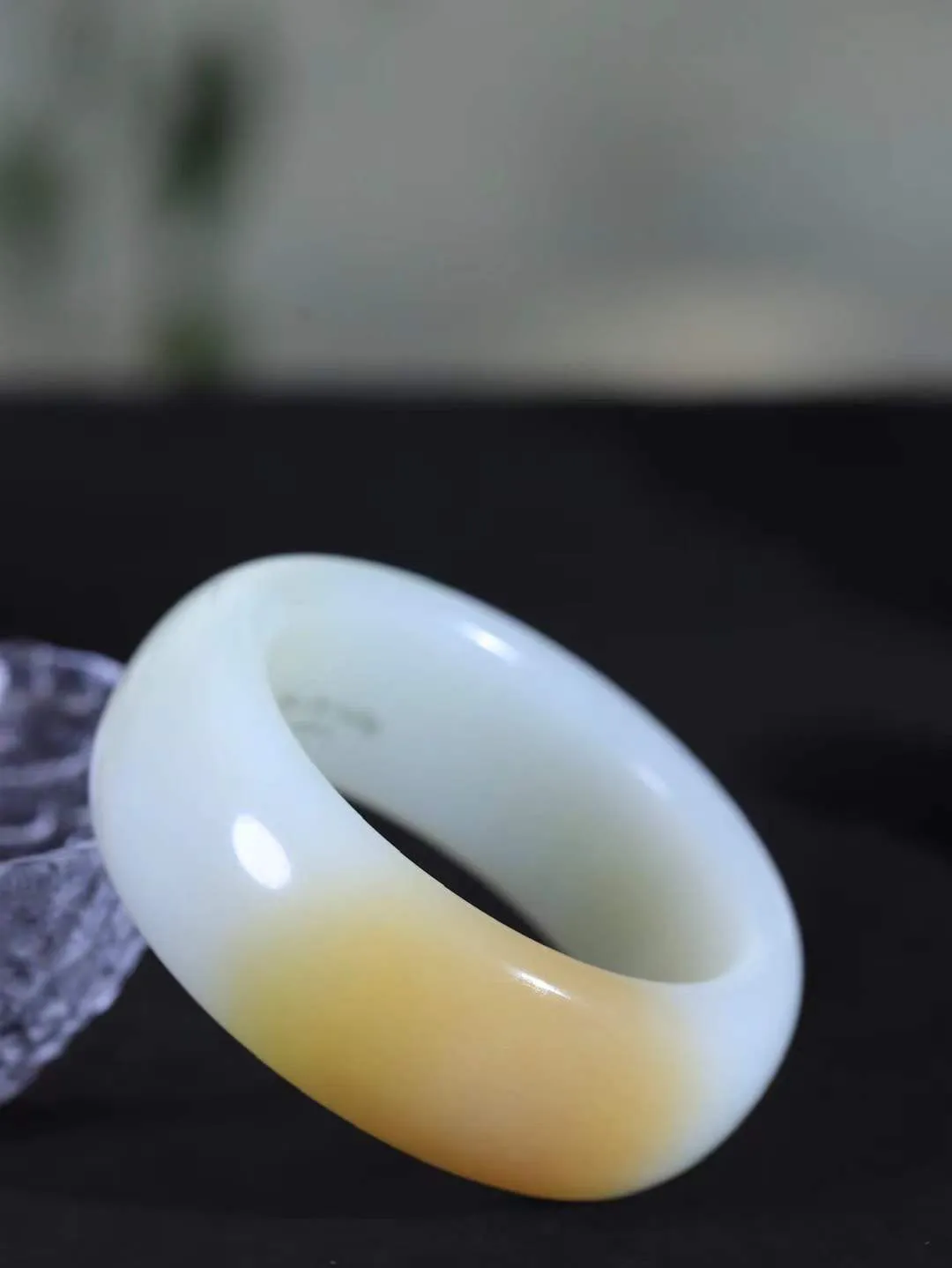 【暖玉生香·手镯】

收藏传家级臻品️️和田玉糖白玉手镯，质地油润细腻，色泽高贵典雅，镯型古朴典雅。在诗情画意的雨巷相遇，你是我腕间的一抹风情，有你眸有深情，清风荡漾湖间静水，我愿俯身低眉，在烟波涟漪处，寻你深情倩影。内径56mm 尺寸25.5-10.8mm 重144.2克451101032A