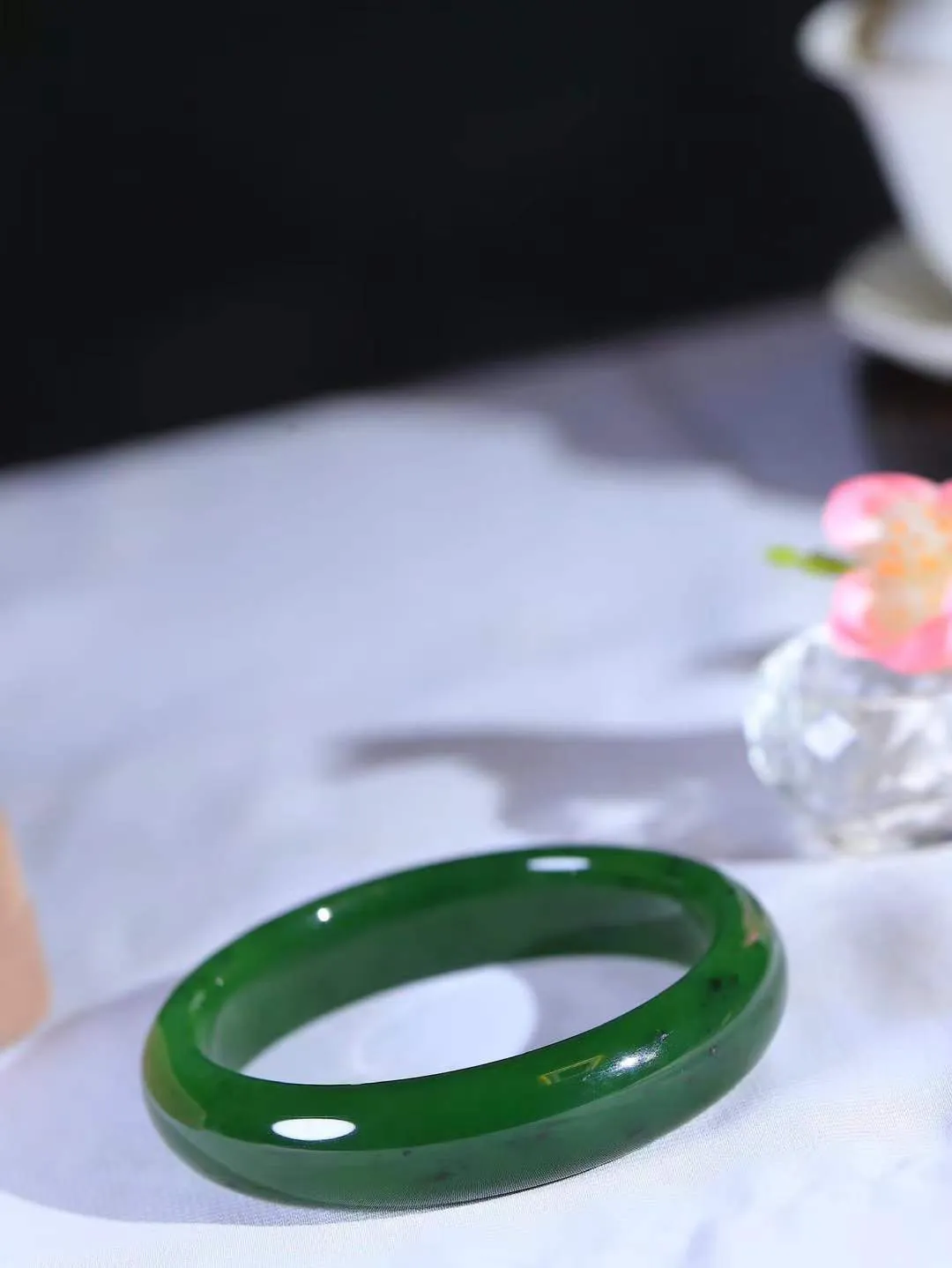 【碧波流转·手镯】

精品️和田玉碧玉手镯，玉质细腻温润，手感舒适，️线条流畅，简约大气，美