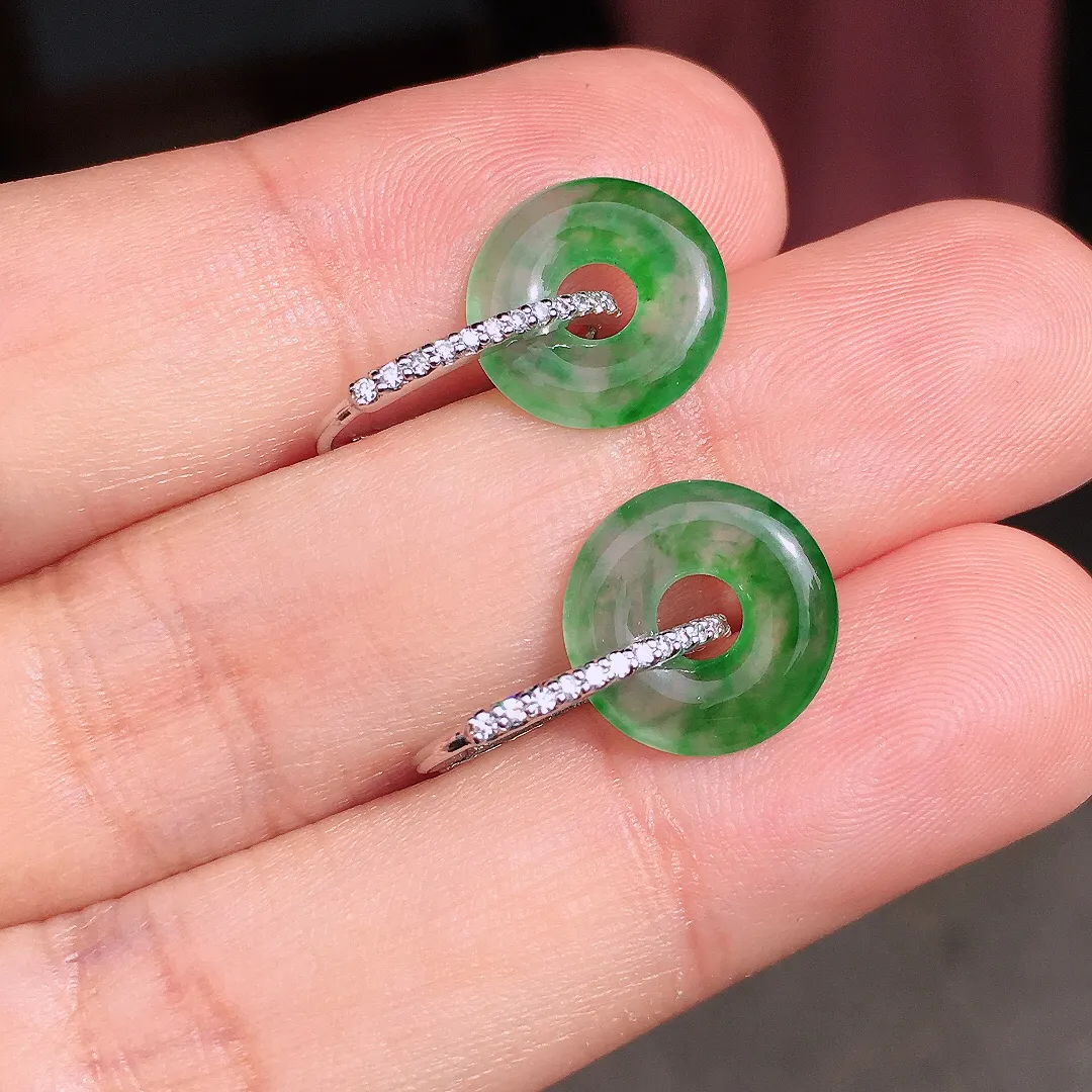 阳绿平安扣耳钉，色泽均匀艳丽，玉质细腻，荧光感超
强，饱满圆润，尽显优雅气质，18k
金豪华镶嵌
