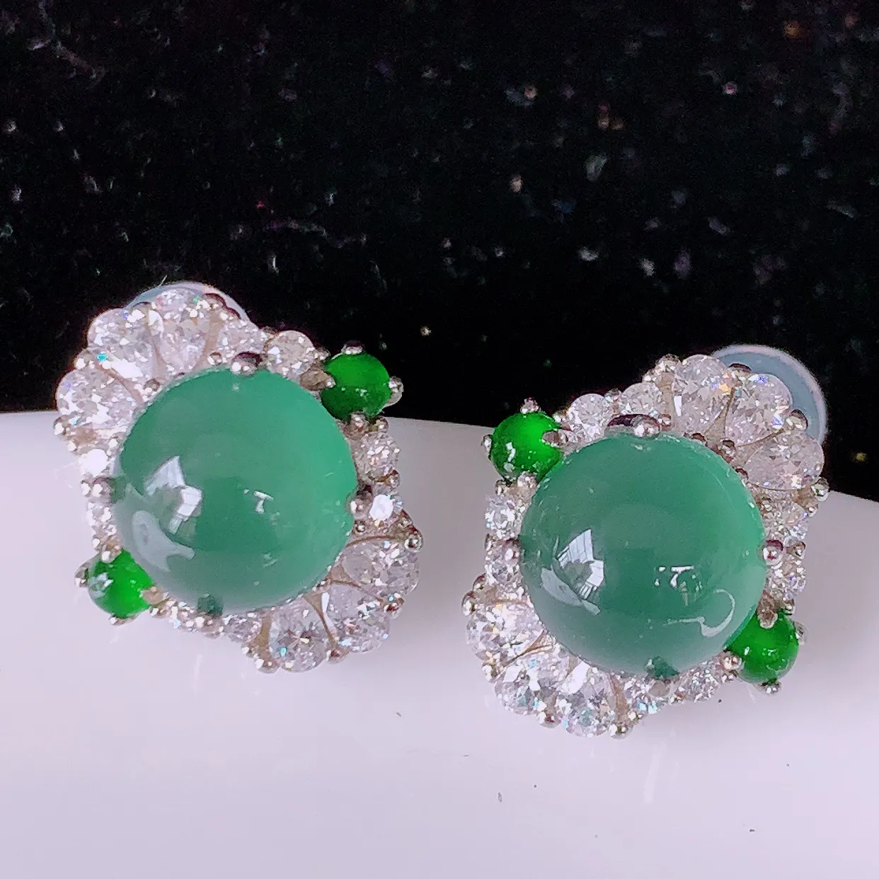 冰透满绿翡翠925银镶嵌耳钉，自然光实拍，翠色灵动，颜色漂亮，种老水足，品相佳，佩戴佳品！#97.10整体19.5*13*15裸石8.2*8.2