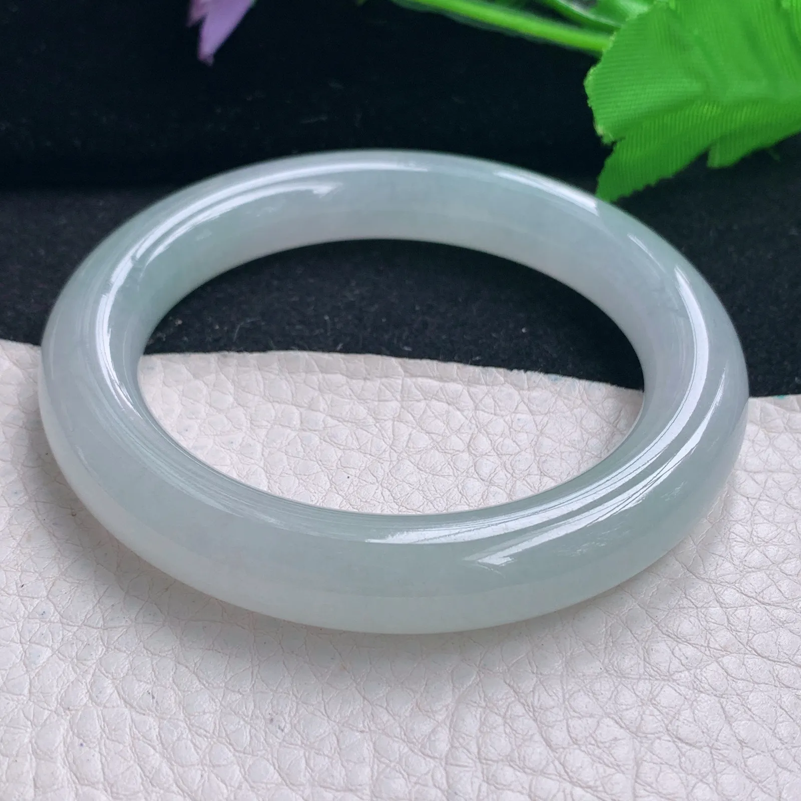 r自然光57*11美人镯 缅甸翡翠a货冰纯浅绿圆条玉手镯 玉手环