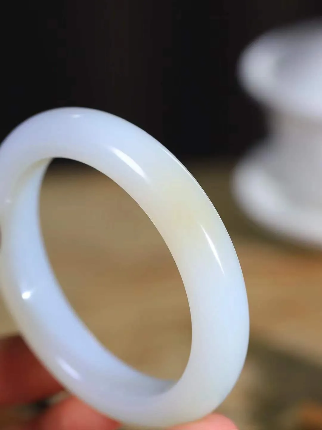 【腕间柔情.手镯】   

精品️和田玉糖白玉手镯 玉质温润细腻 油性十足 古朴秀雅 轻抚岁月的栏杆软香温玉，腕间玉镯轻轻晃动，令人情动心间，撷一缕月末的芬芳，把心思铺陈，时光静美，惟有你最温柔。重60.2克   尺寸56-12.8-9.4mm  461101000A