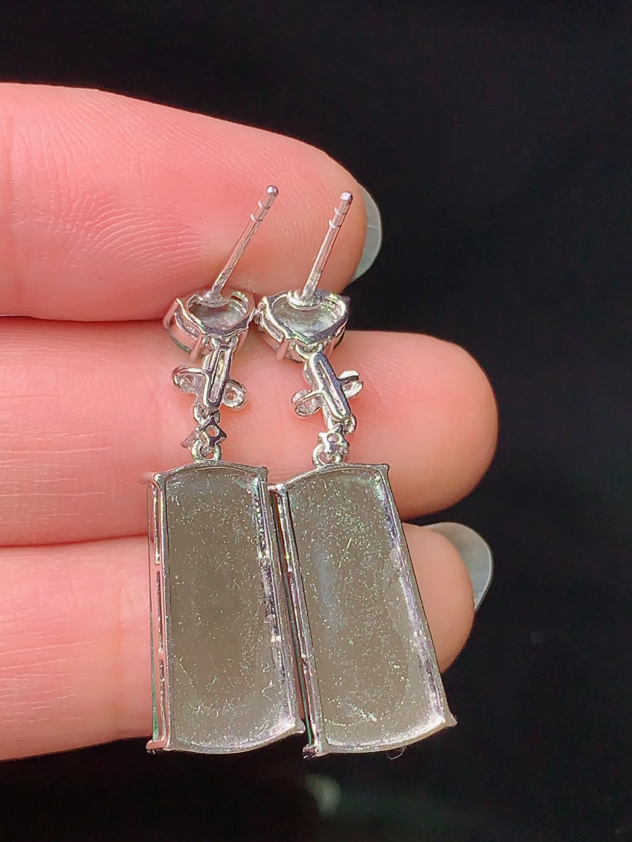 18k金钻镶嵌翠绿无事牌耳坠 玉质细腻 色泽清新艳丽 整体尺寸30.3*8*3.6