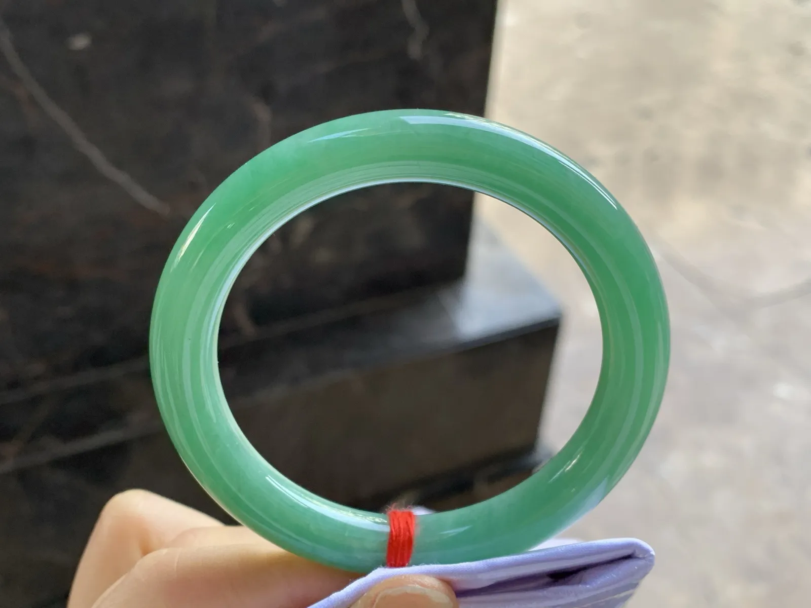 55-10

满色圆条手镯^_^
底子细腻干净～绿色均匀浓郁