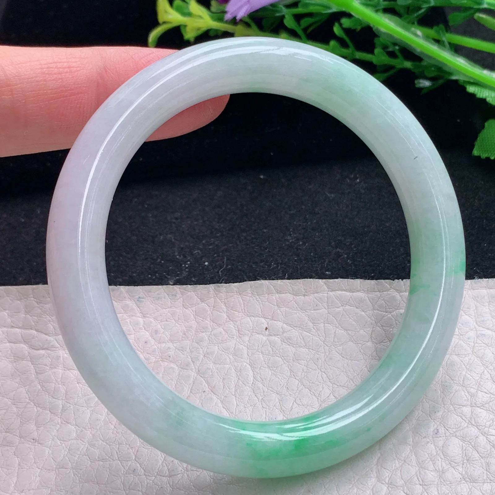 z自然光55*9.2*8.8美人镯 缅甸翡翠a货飘绿圆条玉手镯 玉手环