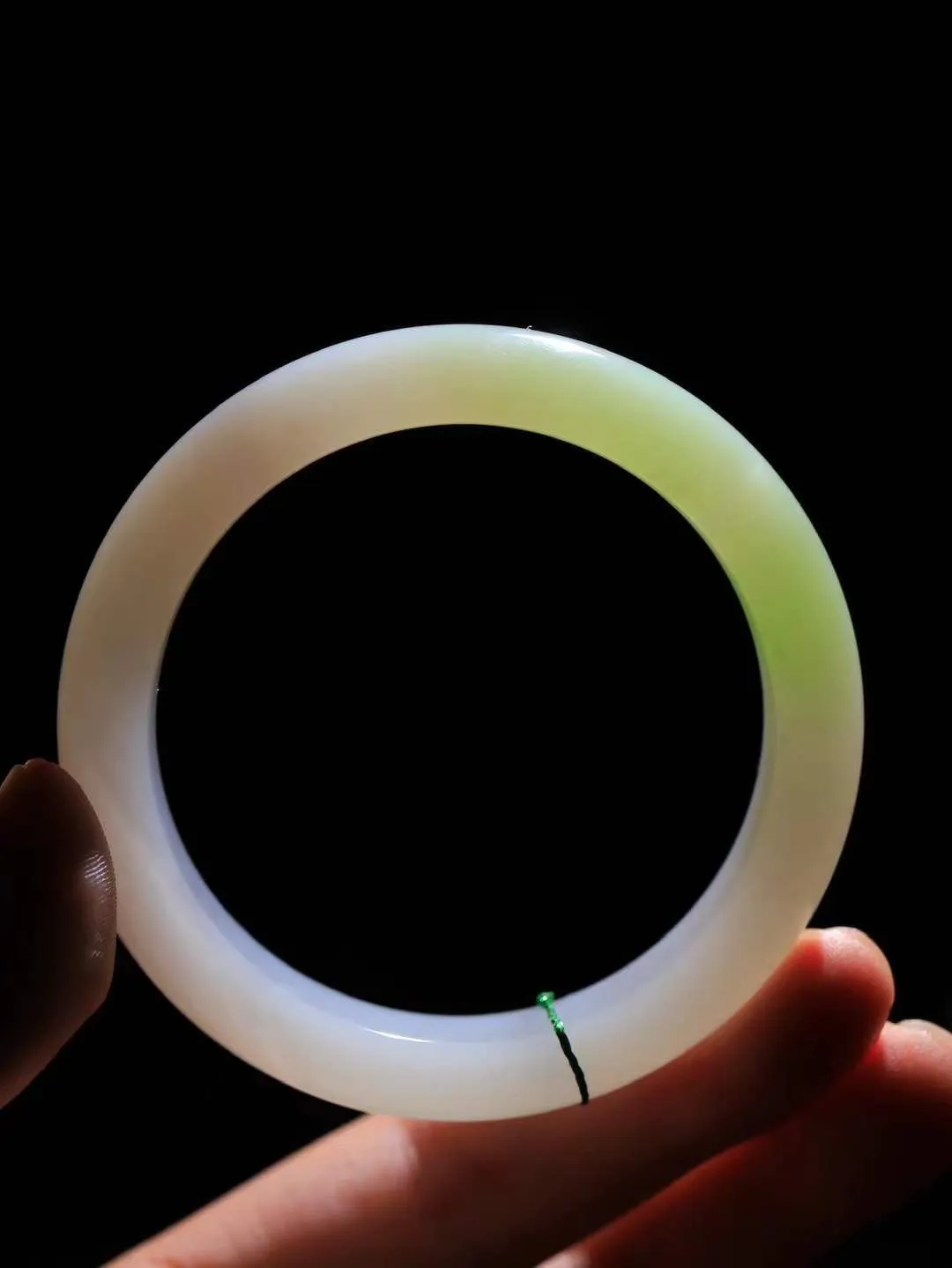 【婉约佳人.手镯】

精品️和田玉三色手镯 玉质温润细腻 油性十足 手感舒适，高华雅逸，线条流畅，简约大气，美自天成，素雅高贵。佩戴于腕间，婉约之美，举手投足间透出那份低调奢华。重51.8克 内径54mm  尺寸12.3-8.5mm   FDA-691101031