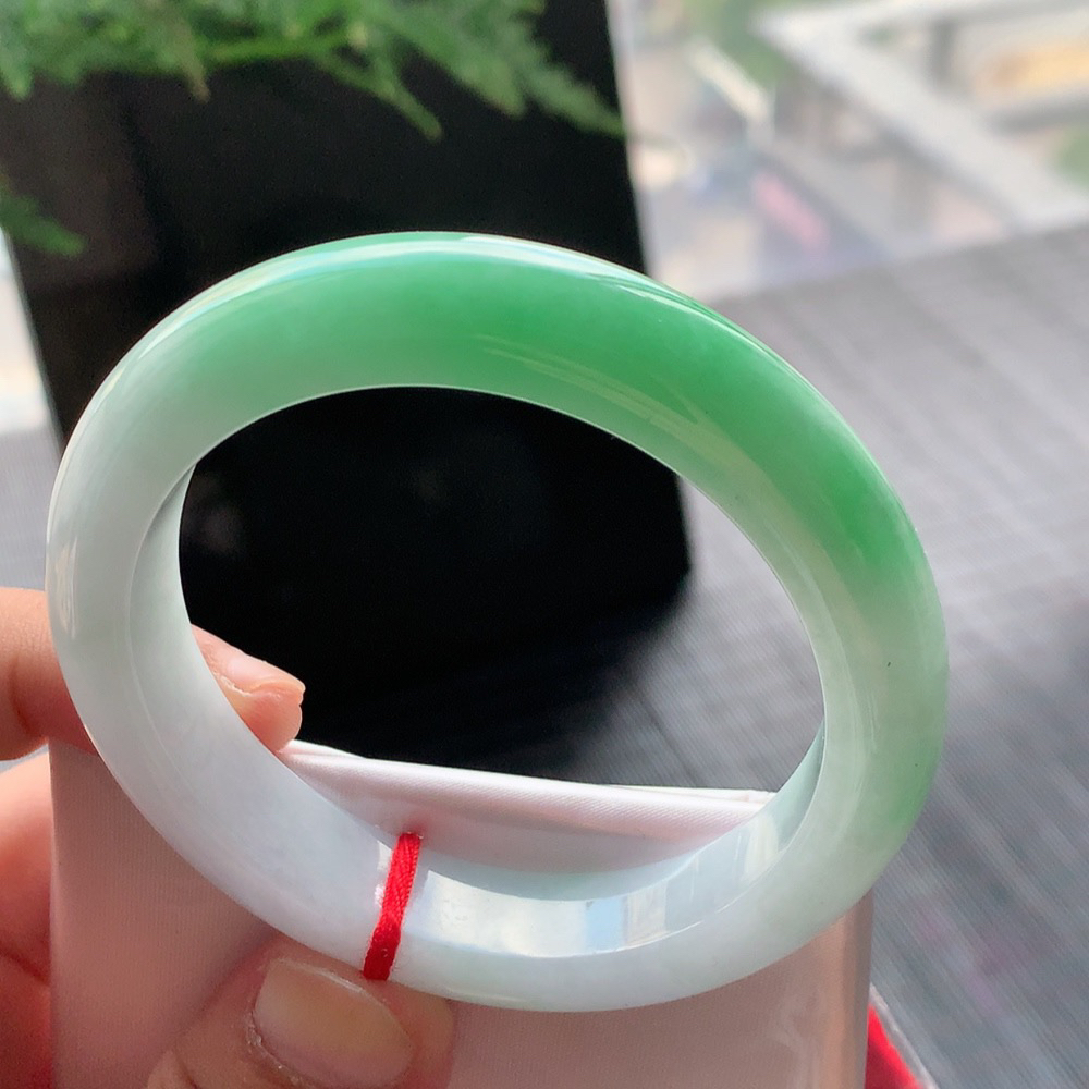 正圈冰糯阳绿 无瑕 尺寸:54.8/12.4/8.9 版型好