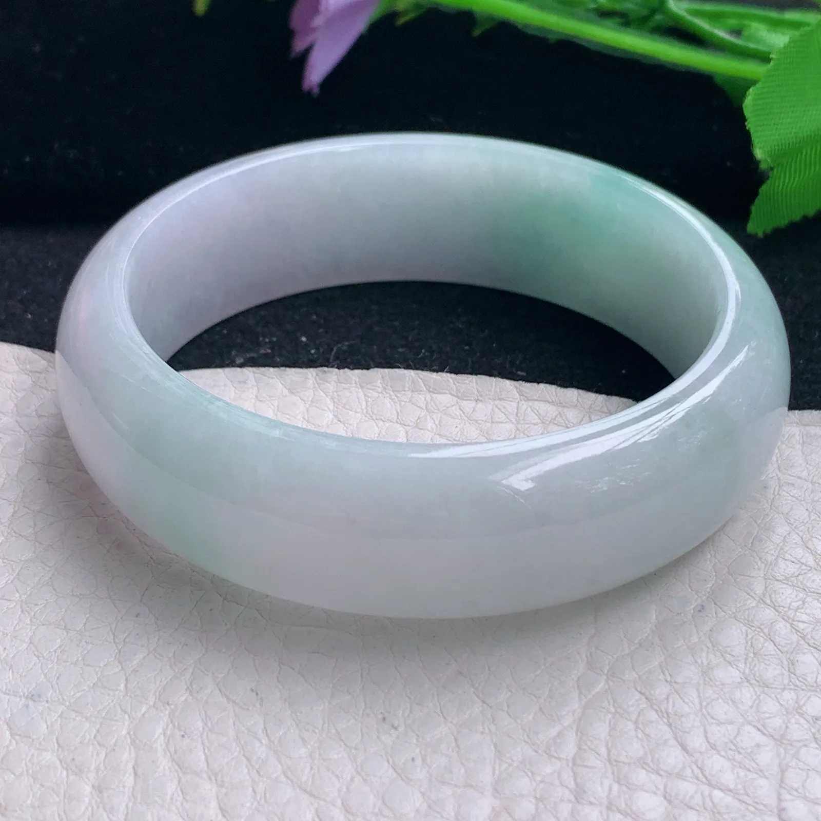 js自然光58.5*18.2*8轮胎镯 缅甸翡翠a货飘绿清新宽边玉手镯 玉手环