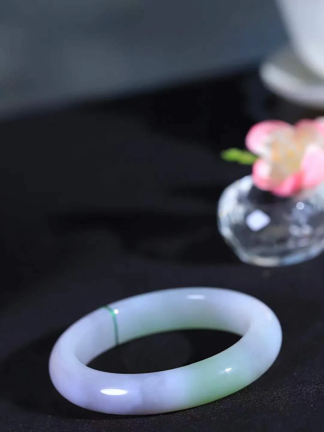 【花样年华·手镯】

精品️和田玉烟紫翠青双色手镯，质地油润细腻，色泽高贵典雅，镯型古朴典雅。在诗情画意的雨巷相遇，你是我腕间的一抹风情，有你眸有深情，清风荡漾湖间静水，我愿俯身低眉，在烟波涟漪处，寻你深情倩影。重49克  尺寸52-11.7-8.5mm   751101054A