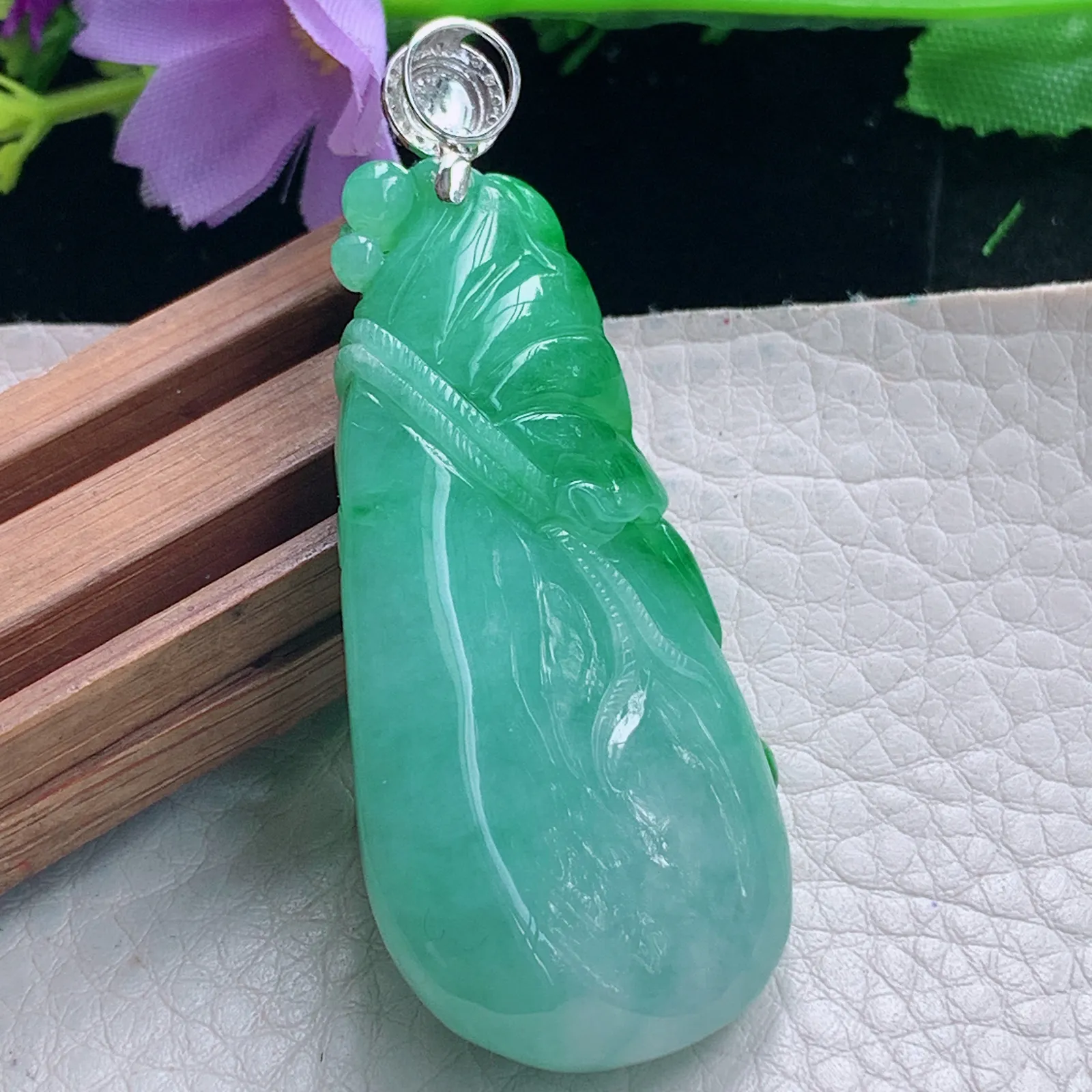 yl实拍58.3*27.3*12缅甸翡翠a货精雕阳绿代代有钱 钱袋玉吊坠 玉挂件