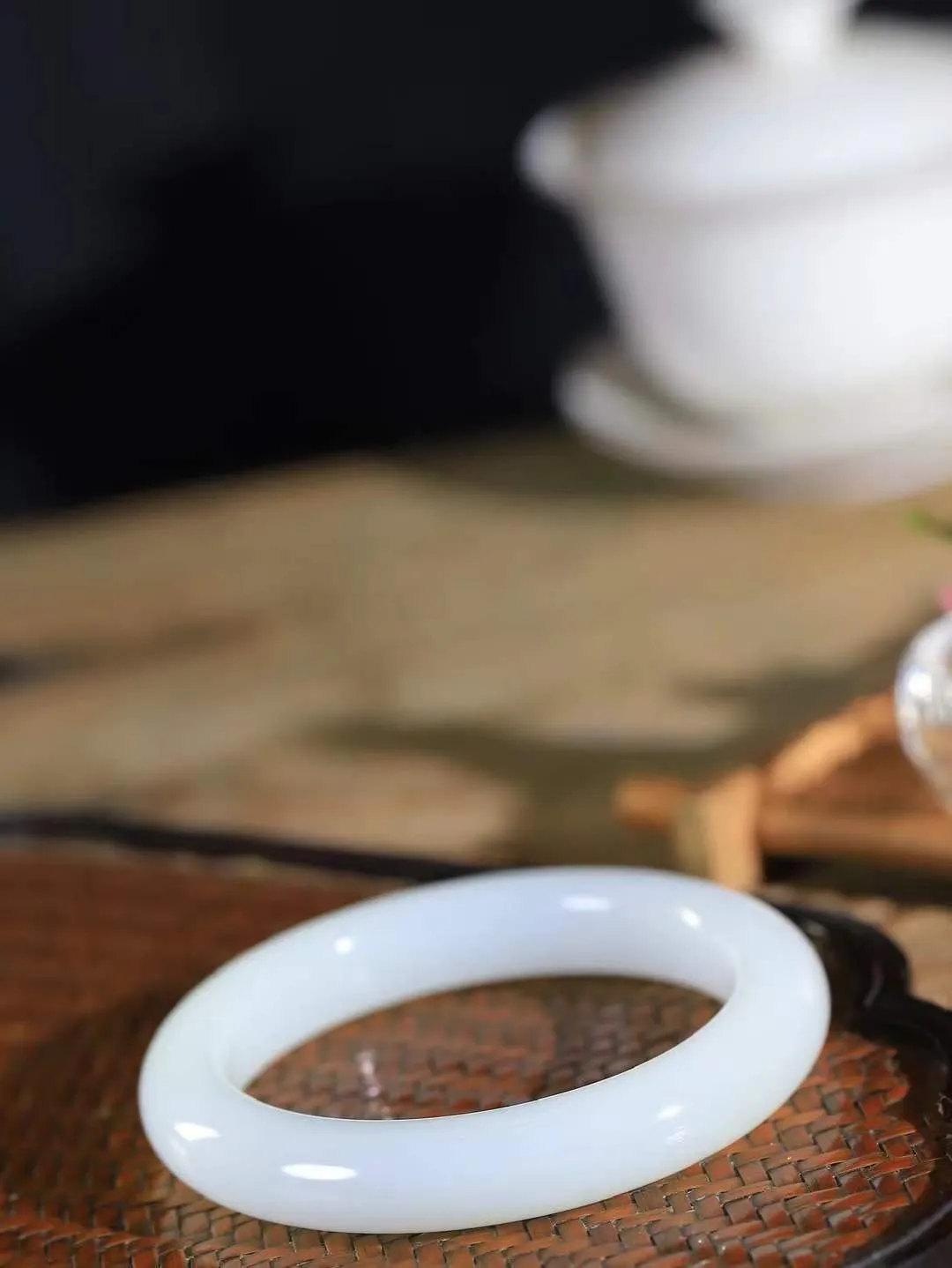 （温柔雅致.手镯）

收藏级臻品️和田玉白玉手镯。镯型饱满，温润细腻，脂润沁香。️执一卷书，沏一盏茶，着一袭裙，戴一只镯。淡淡浅笺，素心若兰，静赏玉中诗画。悠悠岁月，芊手轻摘，盛满诗样芳华。重66.5克   尺寸58.5-12.2-10.4mm    FDL-661101033