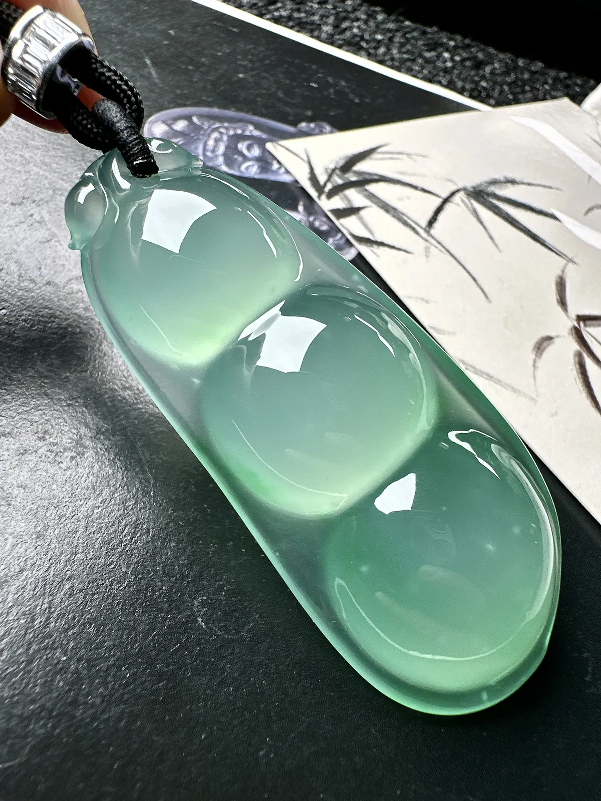 【冰种巨无霸福豆吊坠】飘一抹绿，起钢光，种地上乘，冰感十足，通透起光，饱满圆润，收藏品质