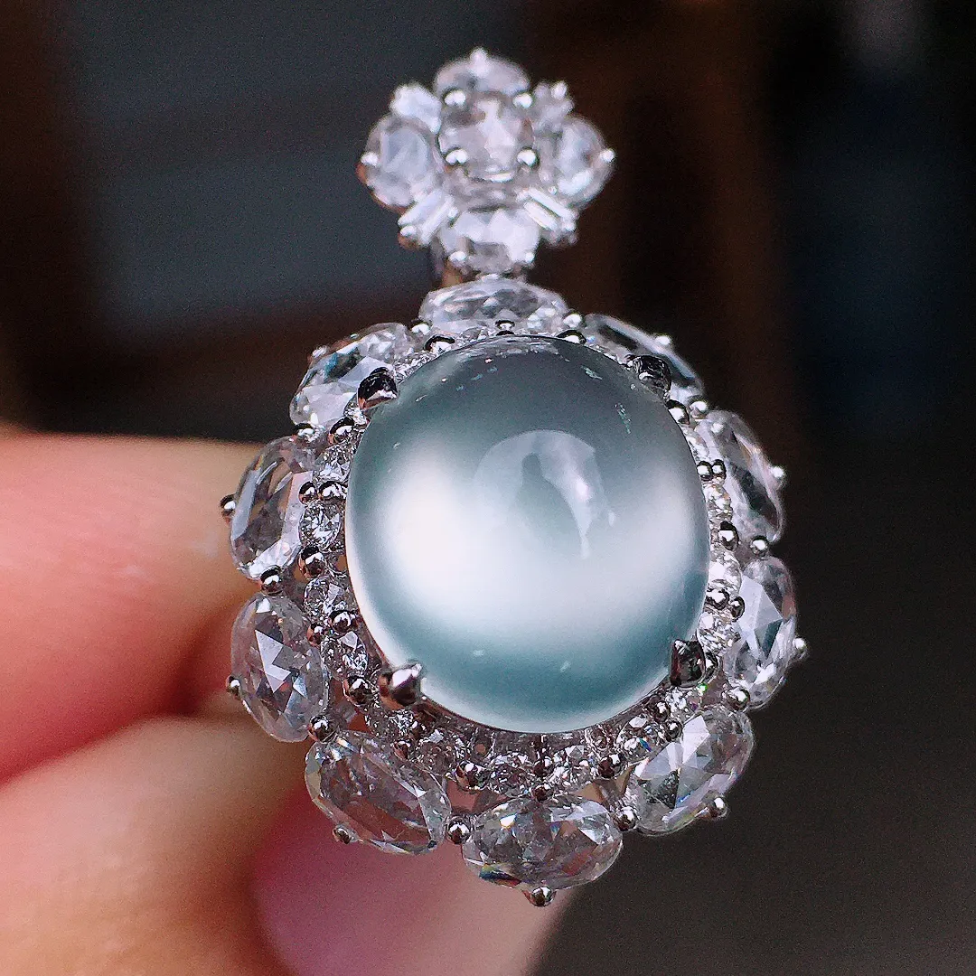 玻璃种蛋面戒指/吊坠两用款，玉质细腻，荧光感超
强，饱满圆润，尽显优雅气质，18k
金豪华镶嵌