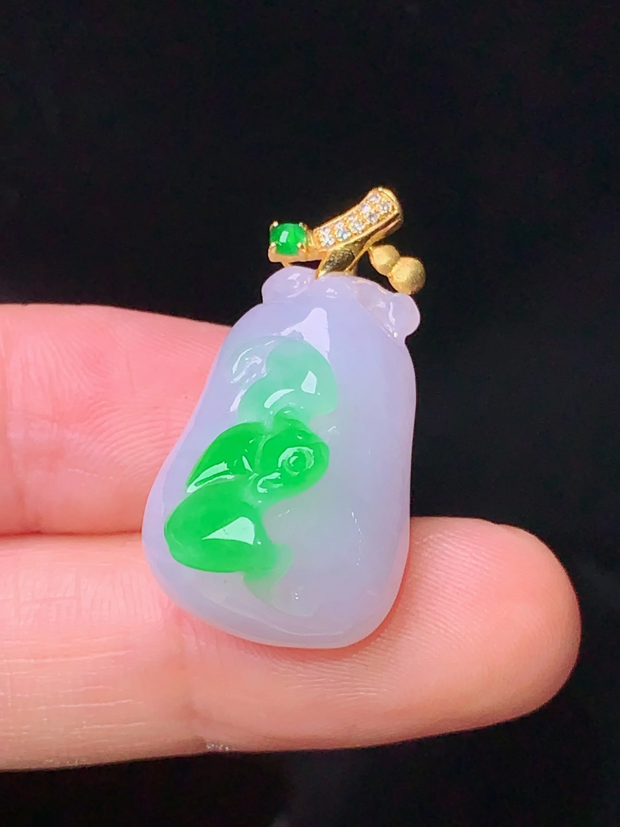 18k金钻镶嵌飘绿福瓜吊坠 玉质细腻 色泽清新艳丽 整体尺寸28.5*15.6*14.3