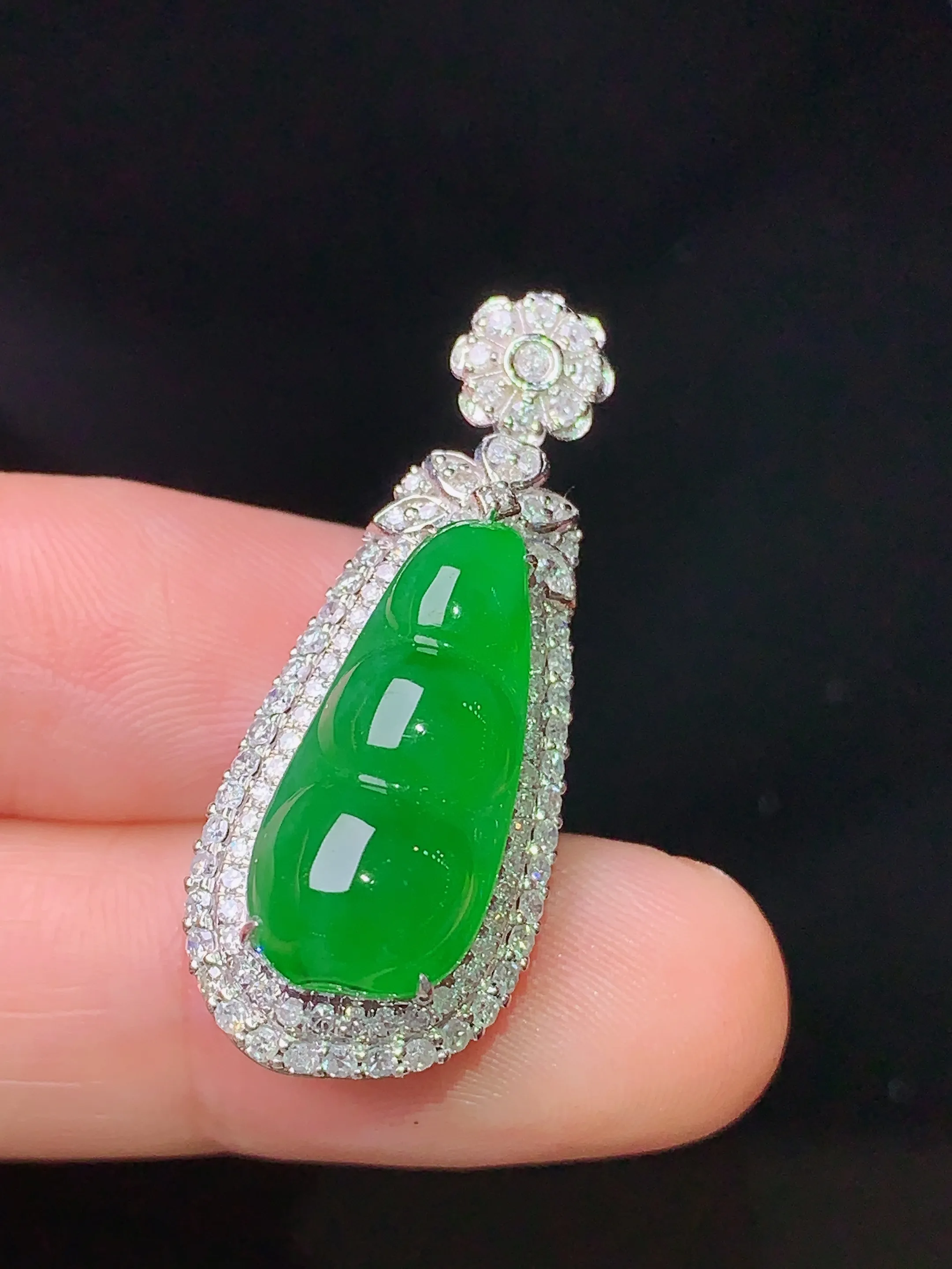 18k金钻镶嵌满绿四季豆吊坠 玉质细腻 色泽清新艳丽 整体尺寸33.3*13.6*12.2