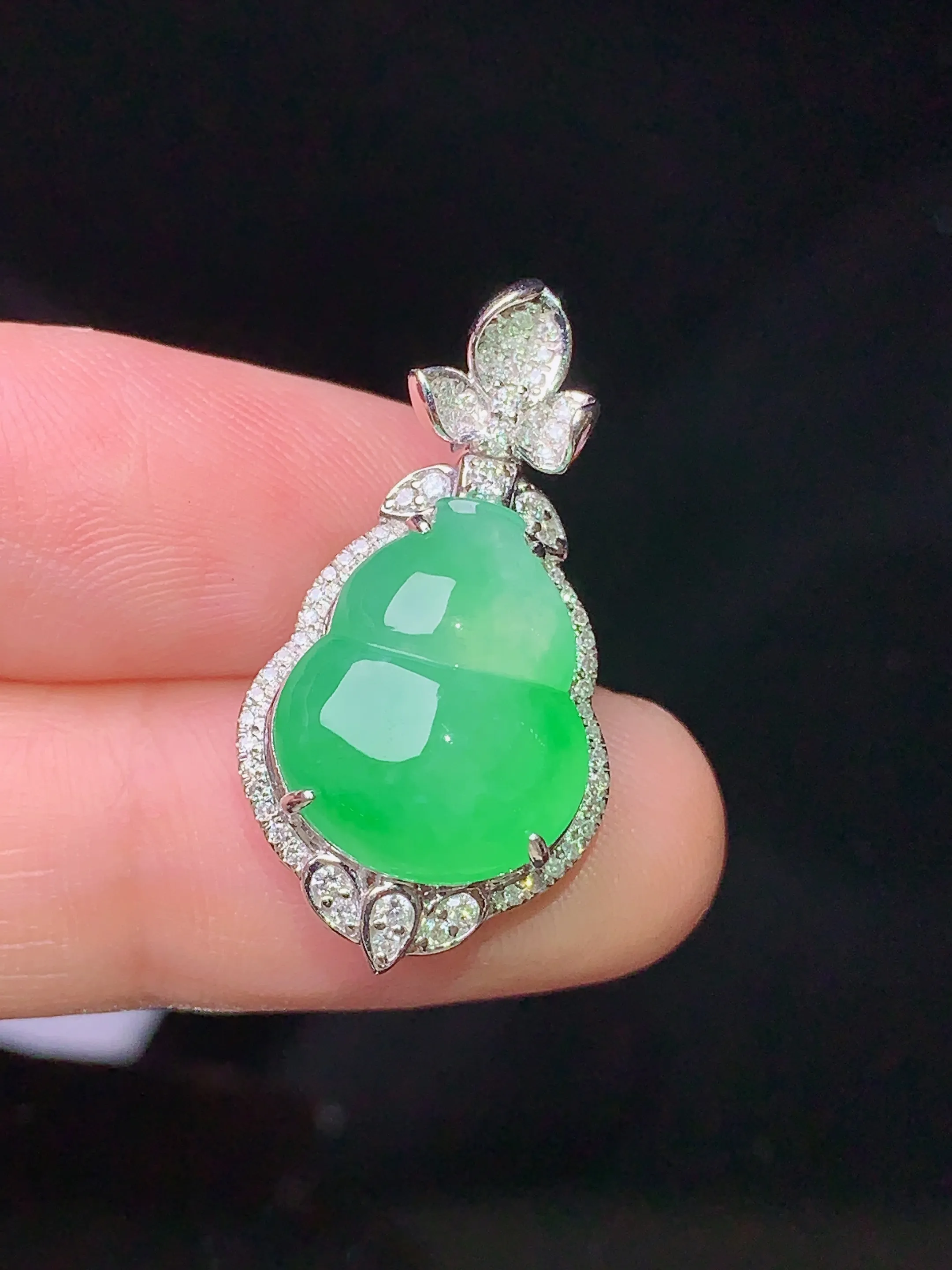 18k金钻镶嵌翠绿葫芦吊坠 玉质细腻 色泽清新艳丽 整体尺寸27.5*14.6*8.9