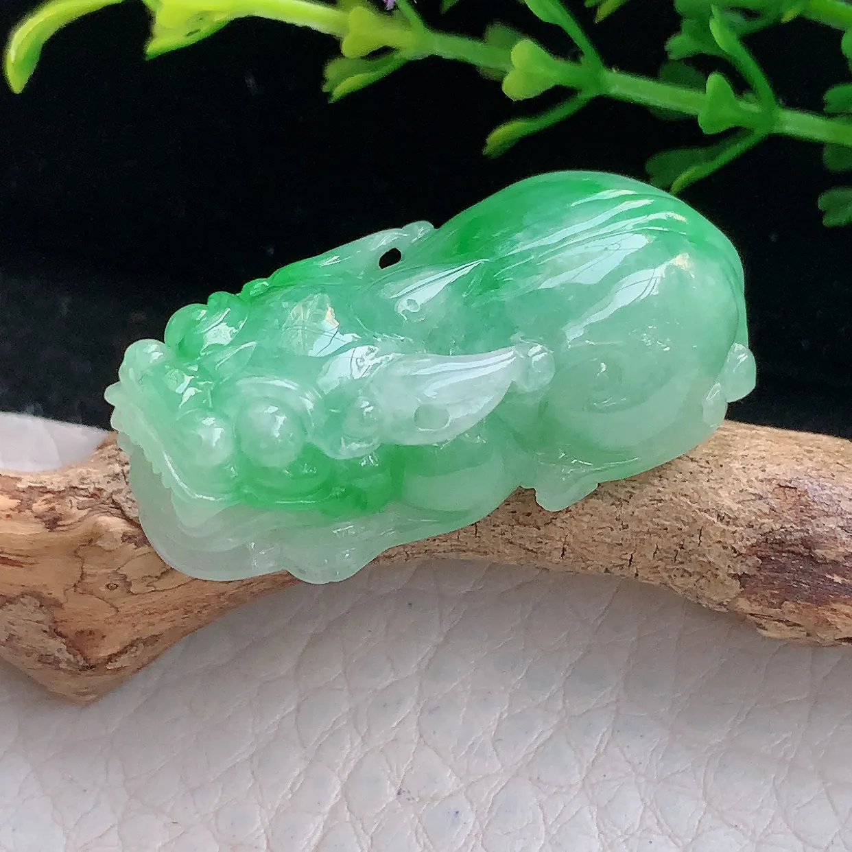 ajj实拍36*17.3*12.8天然缅甸翡翠飘绿招财貔貅吊坠吉祥瑞兽