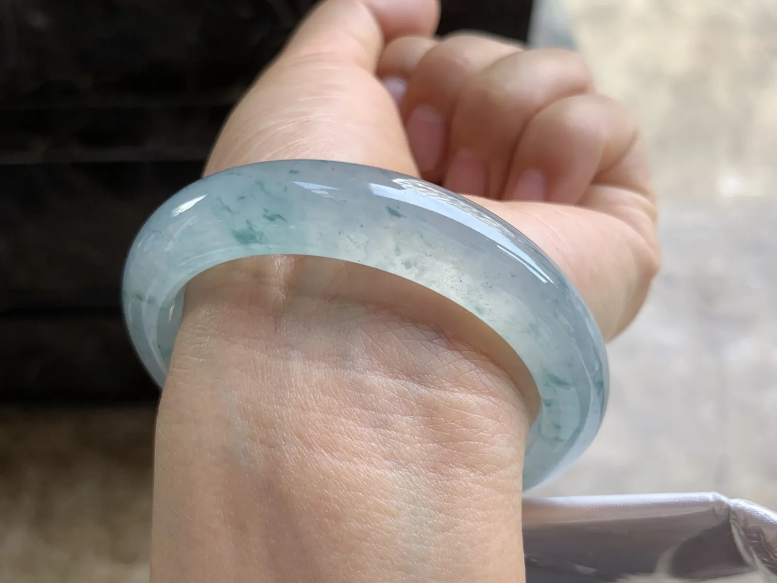 54.5-12.3-8.3mm
冰种飘花手镯 水润光泽 碎花点缀 上手漂亮