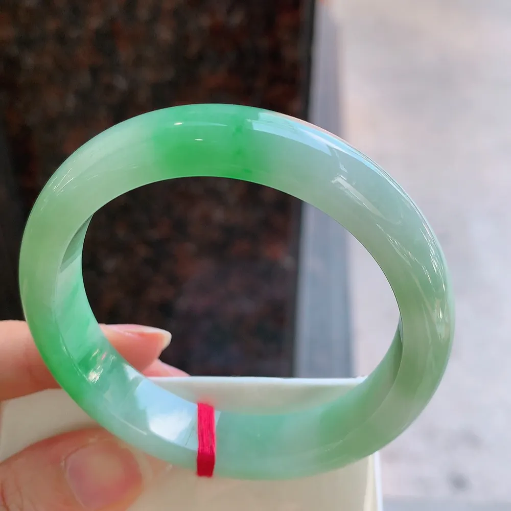 正圈冰糯阳绿 无瑕 尺寸:54.2/12.3/8.1 色好