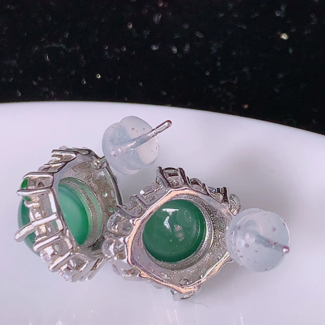 冰透满绿翡翠925银镶嵌耳钉，自然光实拍，翠色灵动，颜色漂亮，种老水足，品相佳，佩戴佳品！#97.10整体19.5*13*15裸石8.2*8.2