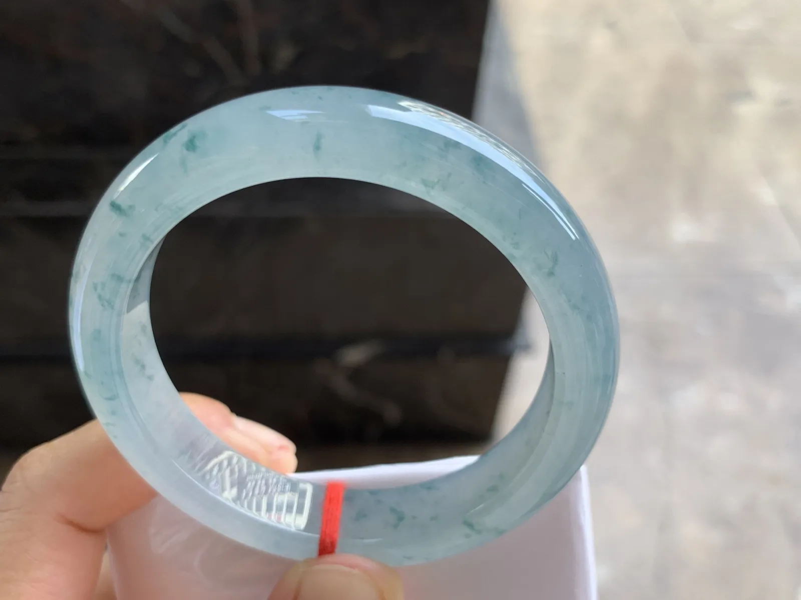 54.5-12.3-8.3mm
冰种飘花手镯 水润光泽 碎花点缀 上手漂亮