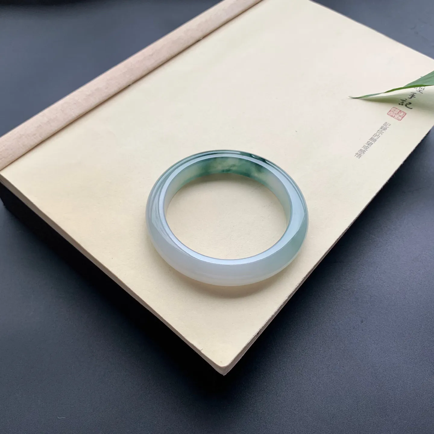 60.2大圈口飘花正圈手镯 尺寸：60.2-12.5-9.6，无纹裂，花色浓郁，版型厚装