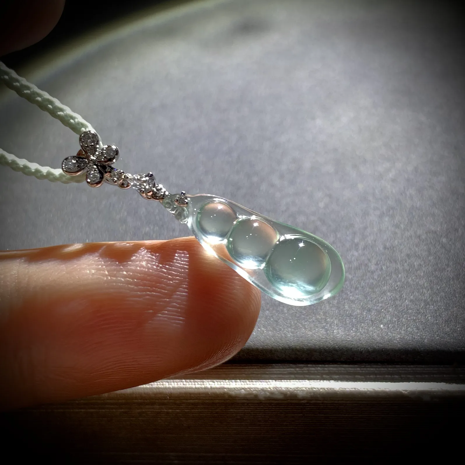 玻璃种精品豆子，
30-裸石19-7.5-5.2mm，
18K金，南非钻，