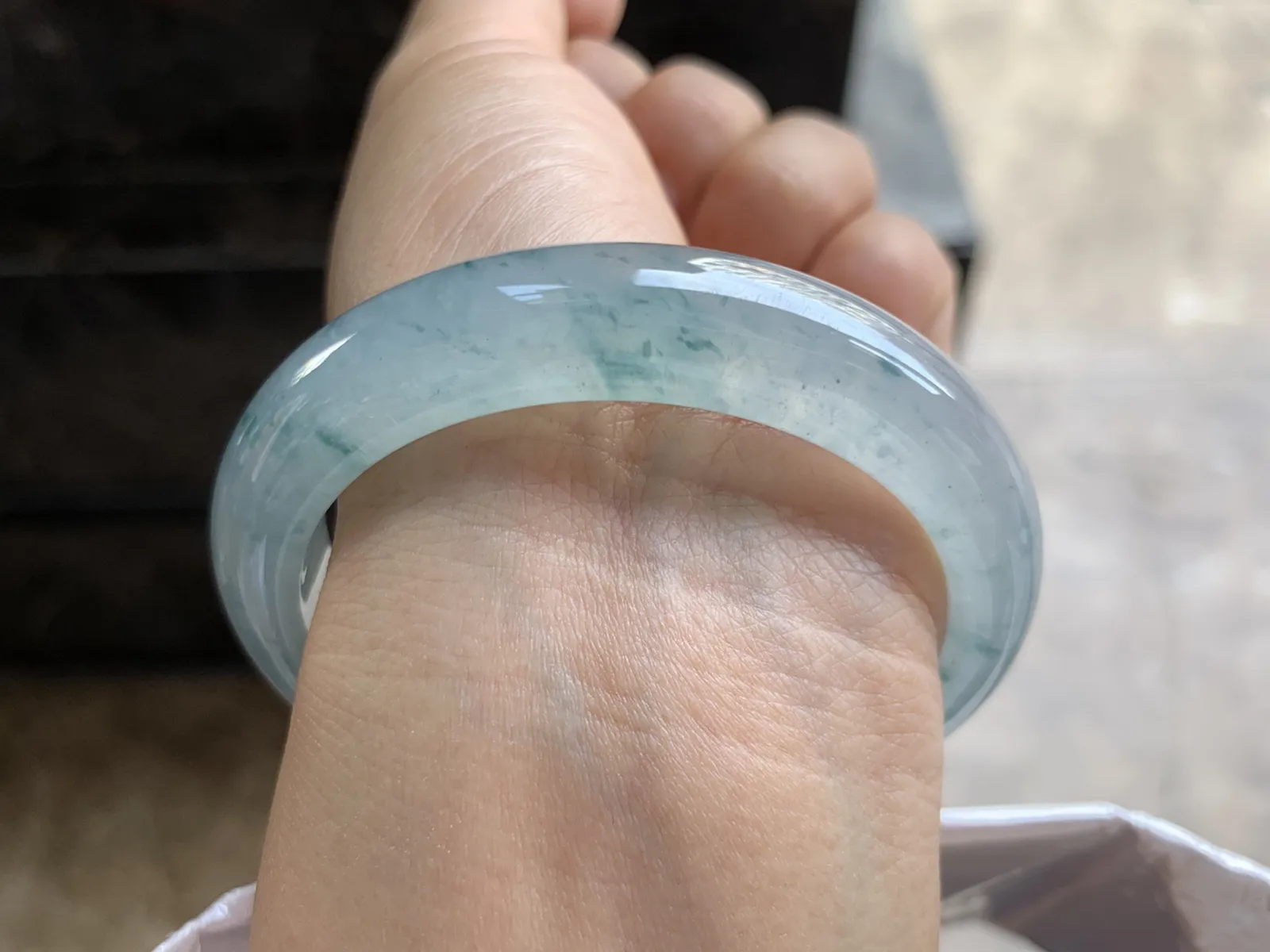 54.5-12.3-8.3mm
冰种飘花手镯 水润光泽 碎花点缀 上手漂亮