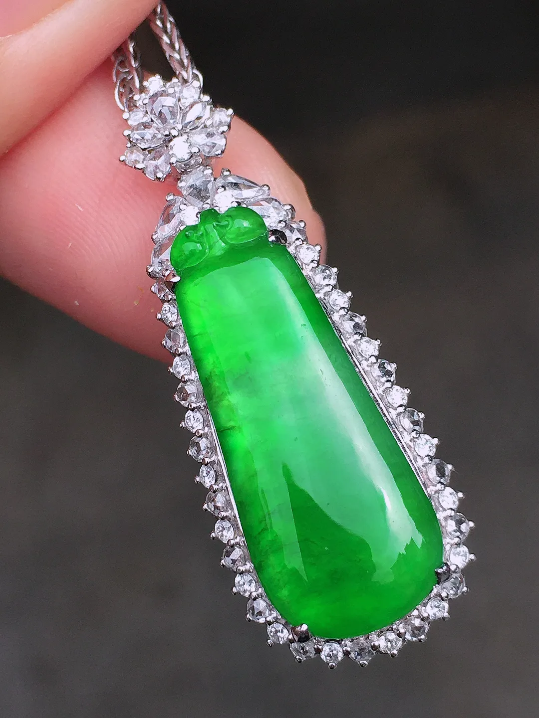 阳绿福瓜吊坠，色泽均匀艳丽，玉质细腻，荧光感超
强，饱满圆润，尽显优雅气质，18k
金豪华镶嵌