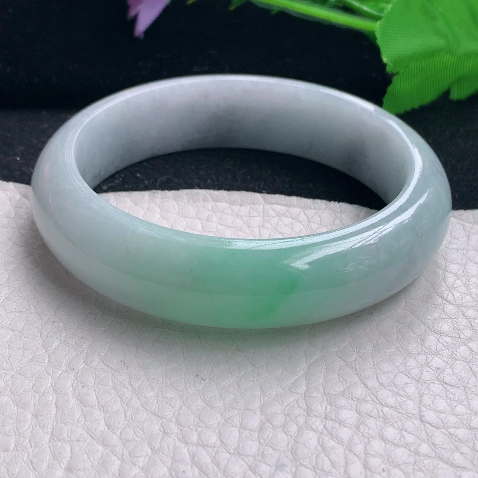 js自然光57.5*15.5*8.8轮胎镯 缅甸翡翠a货飘绿宽边玉手镯 玉手环