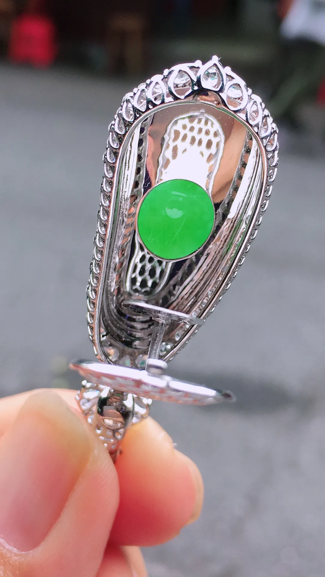 阳绿福豆吊坠，色泽均匀艳丽，玉质细腻，荧光感超
强，饱满圆润，尽显优雅气质，18k
金豪华镶嵌