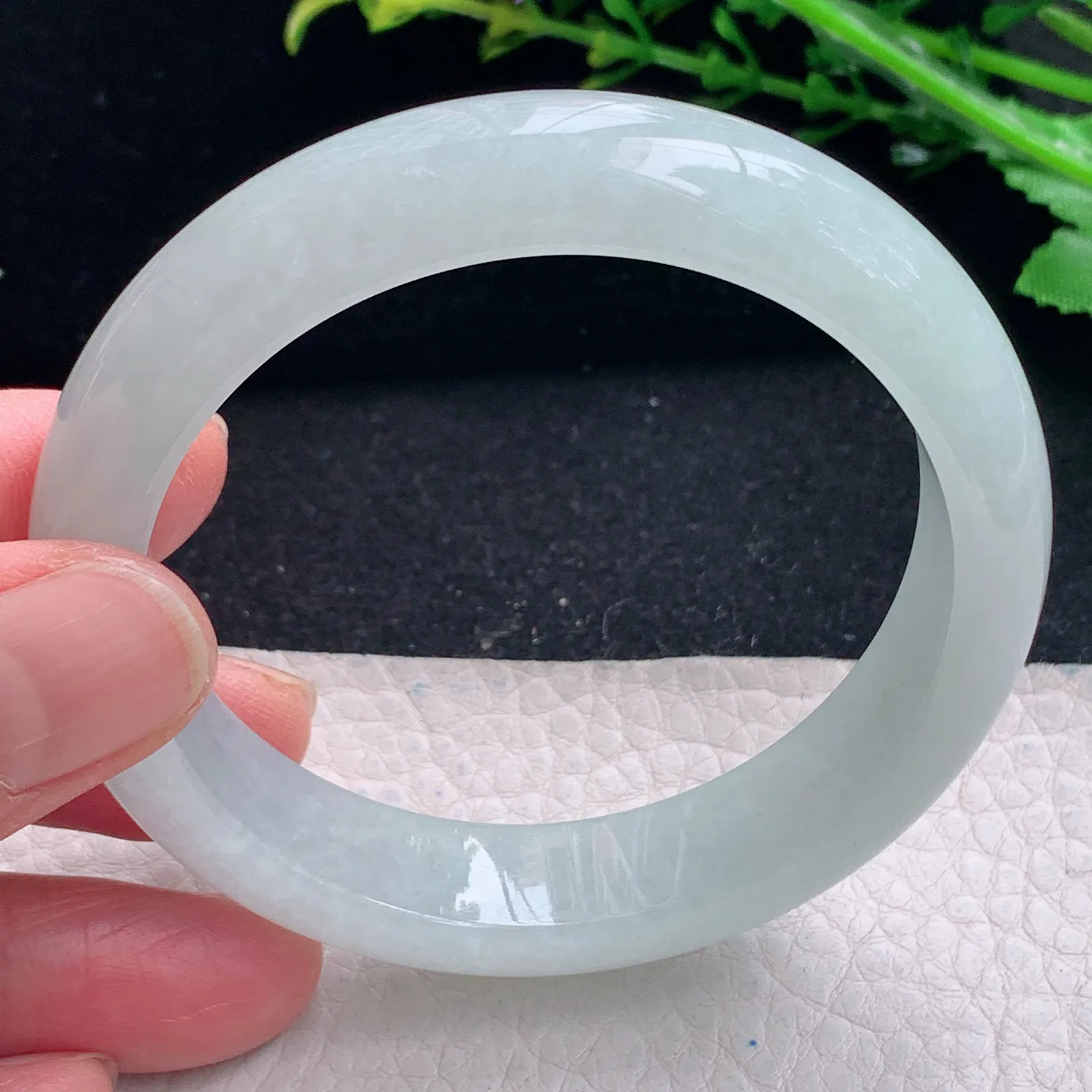 hy自然光54.5*13*8.2平安镯 缅甸翡翠a货浅绿宽边玉手镯 玉手环