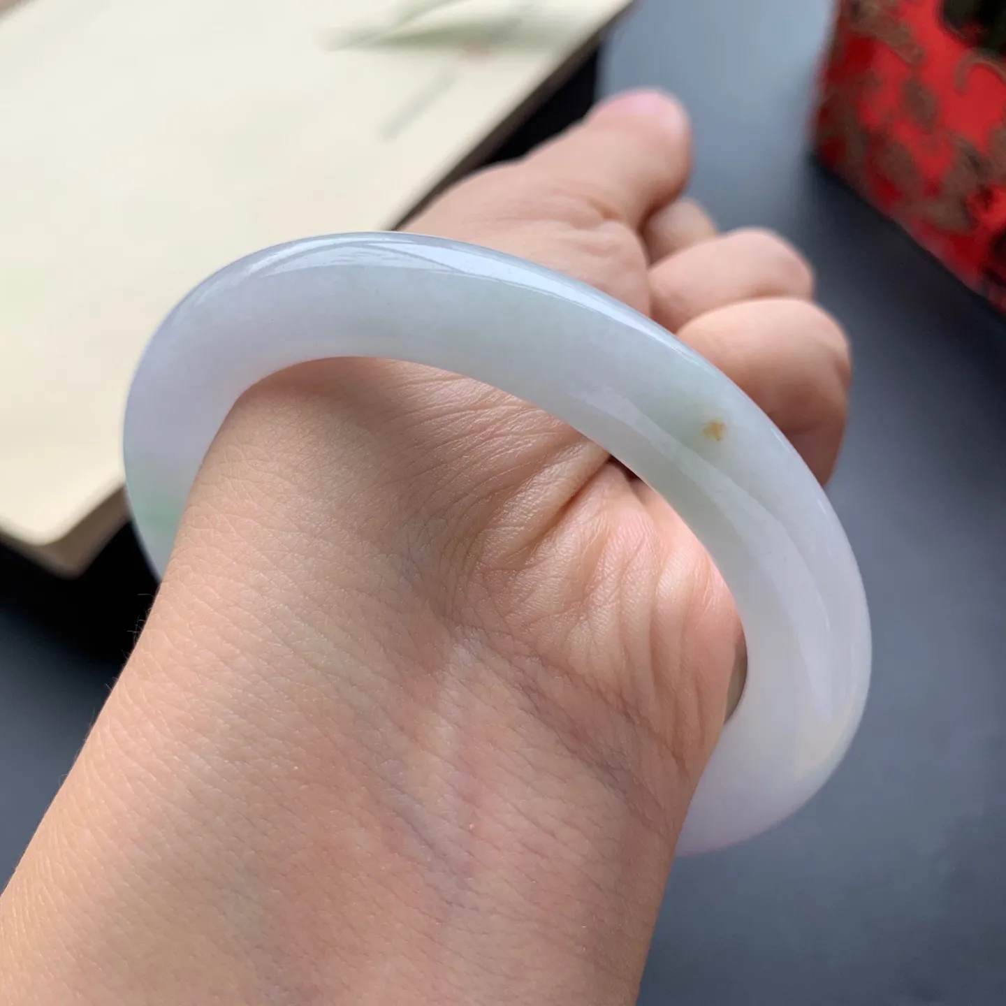 53.8圈口飘绿圆条手镯 尺寸：53.8-9.6，无纹裂，细腻光滑，条形饱满