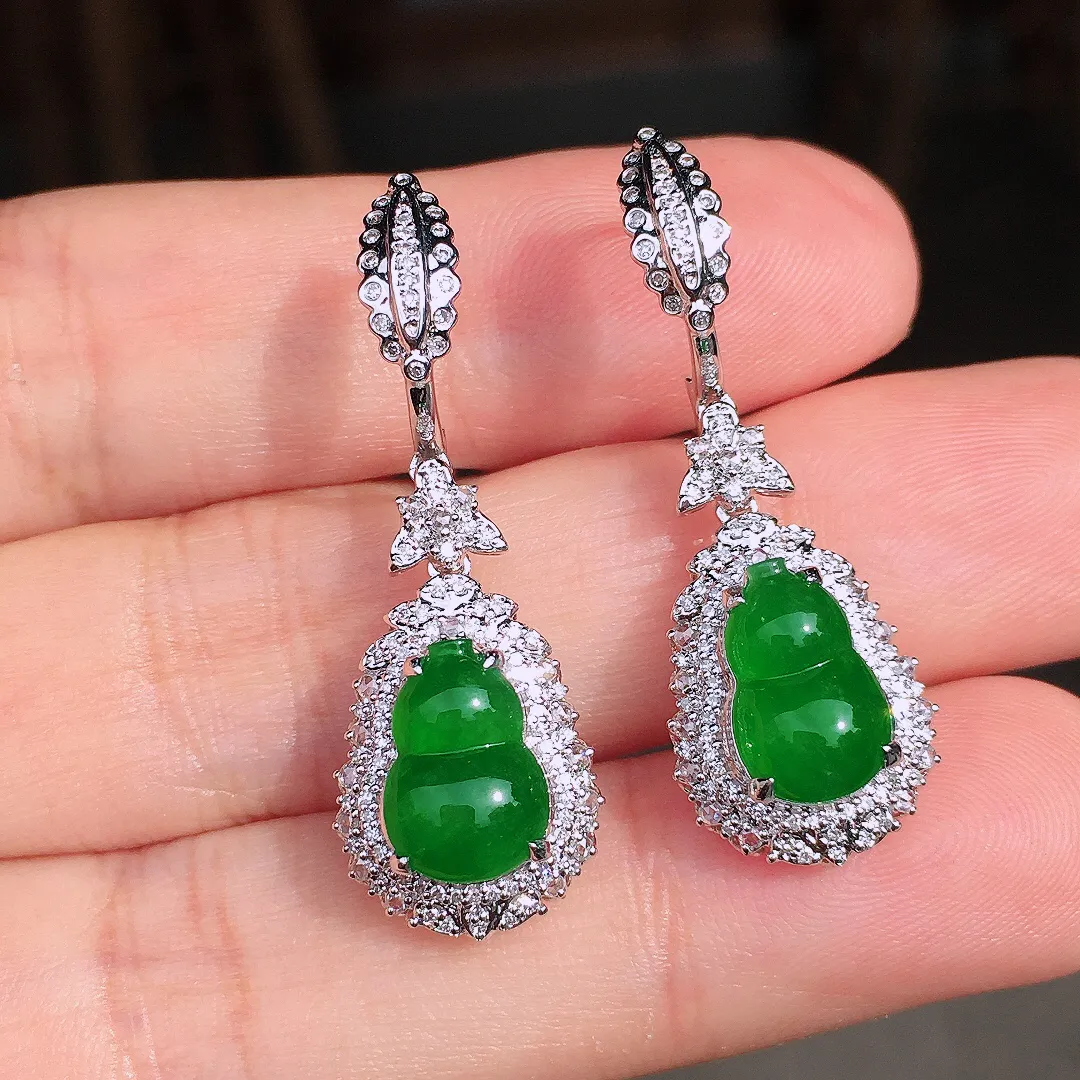 满绿葫芦耳坠，色泽均匀艳丽，玉质细腻，荧光感超
强，饱满圆润，尽显优雅气质，18k
金豪华镶嵌