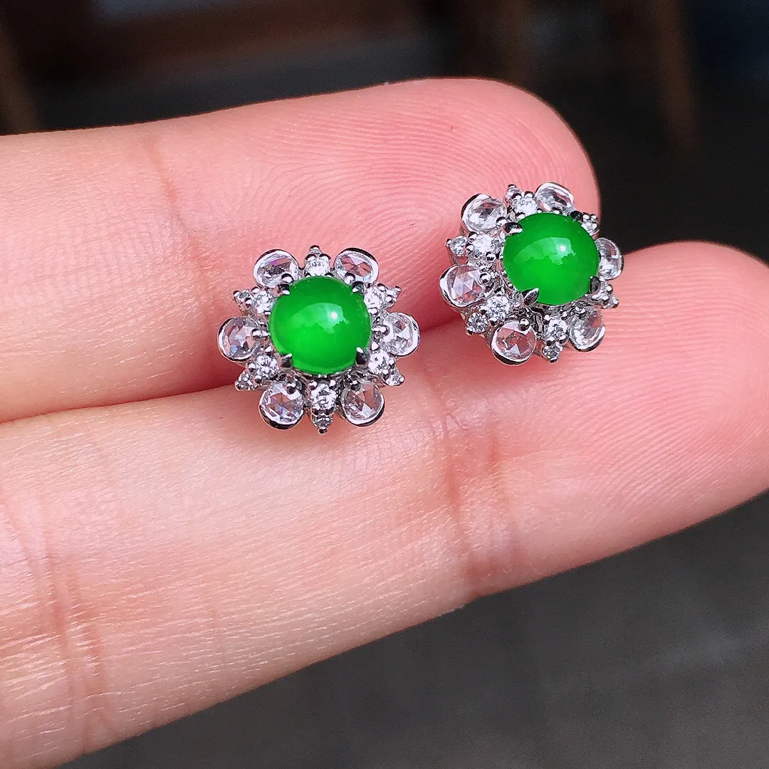 阳绿蛋面耳钉，色泽均匀艳丽，玉质细腻，荧光感超
强，饱满圆润，尽显优雅气质，18k
金豪华镶嵌