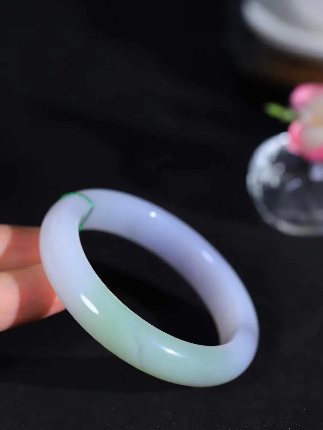 【婉约佳人.手镯】

精品️和田玉三色手镯 玉质温润细腻 油性十足 手感舒适，高华雅逸，线条流畅，简约大气，美自天成，素雅高贵。佩戴于腕间，婉约之美，举手投足间透出那份低调奢华。重51.8克 内径54mm  尺寸12.3-8.5mm   FDA-691101031