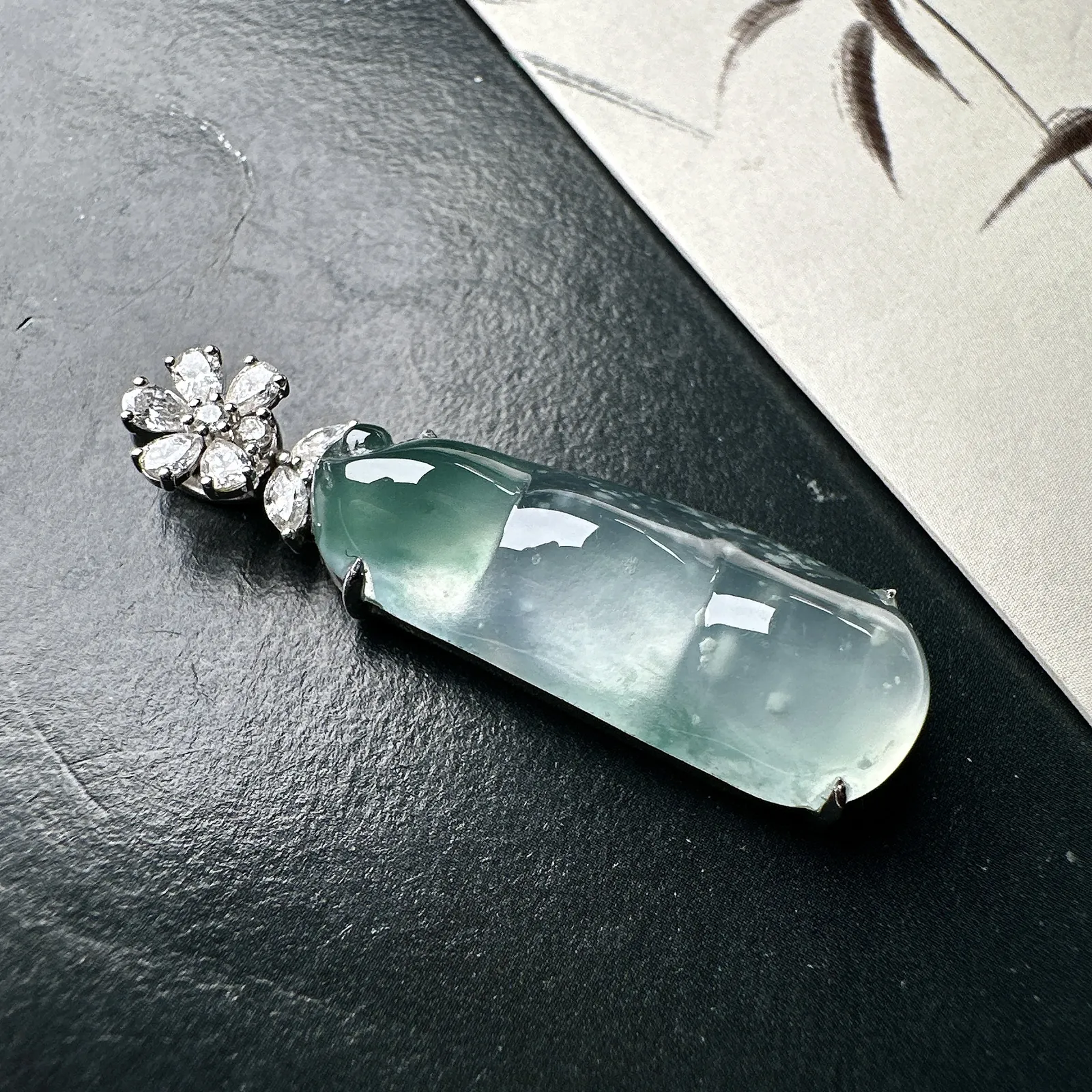 【冰种飘花福豆吊坠】老坑雪花棉，种地上乘，冰感十足，通透起光，饱满圆润，收藏品质，18k金钻镶嵌，裸石尺寸27.5*11.3*6.3毫米