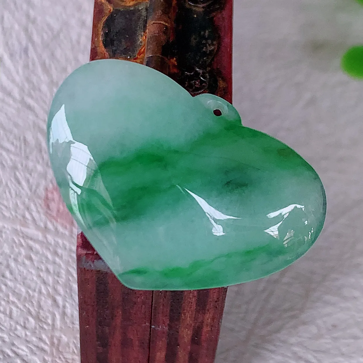 自然光实拍，冰润飘绿翡翠爱心吊坠，种老水足，雕工精湛 ，寓意美好，佩戴时尚出众！#57.10