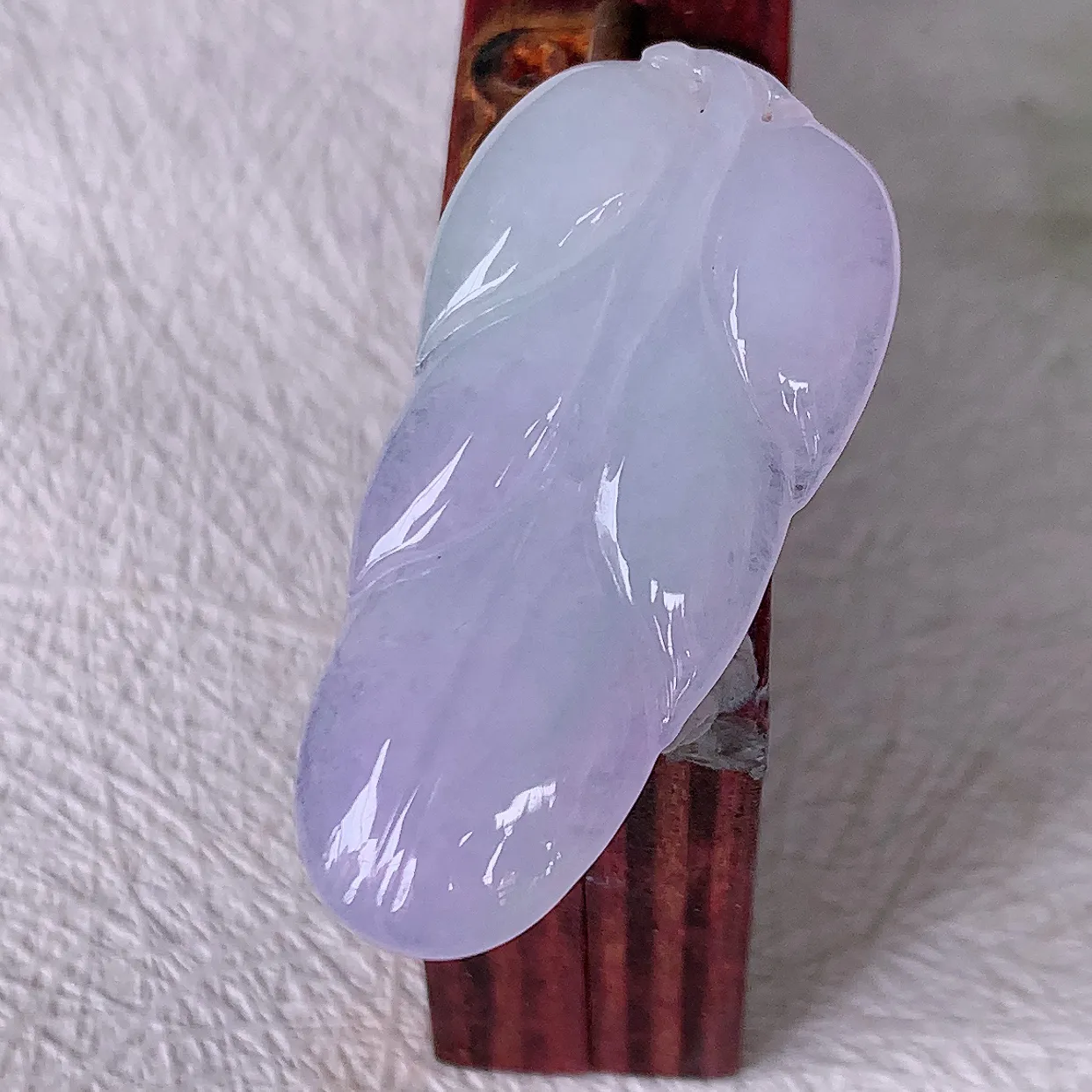 自然光实拍，冰胶水润紫罗兰翡翠叶子吊坠 ，种水足，色泽清新，工艺精湛，叶子寓意美好；金枝玉叶，事业有