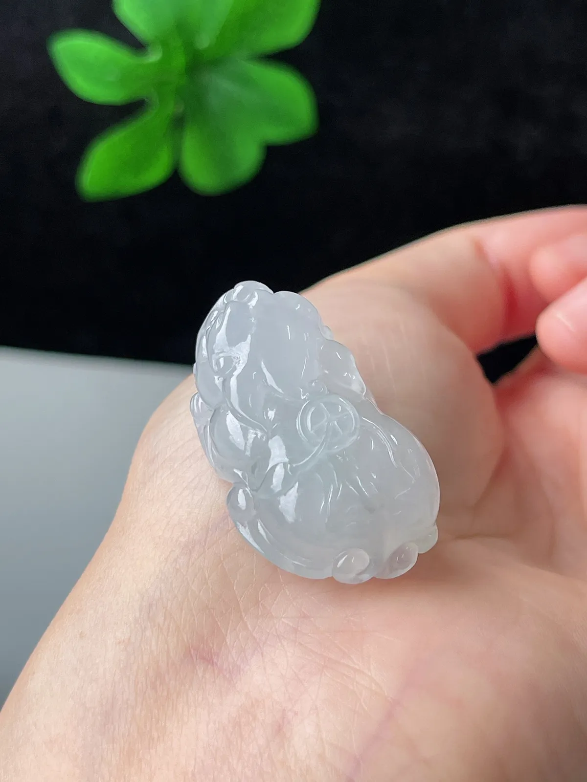 翡翠冰糯种白色貔貅吊坠