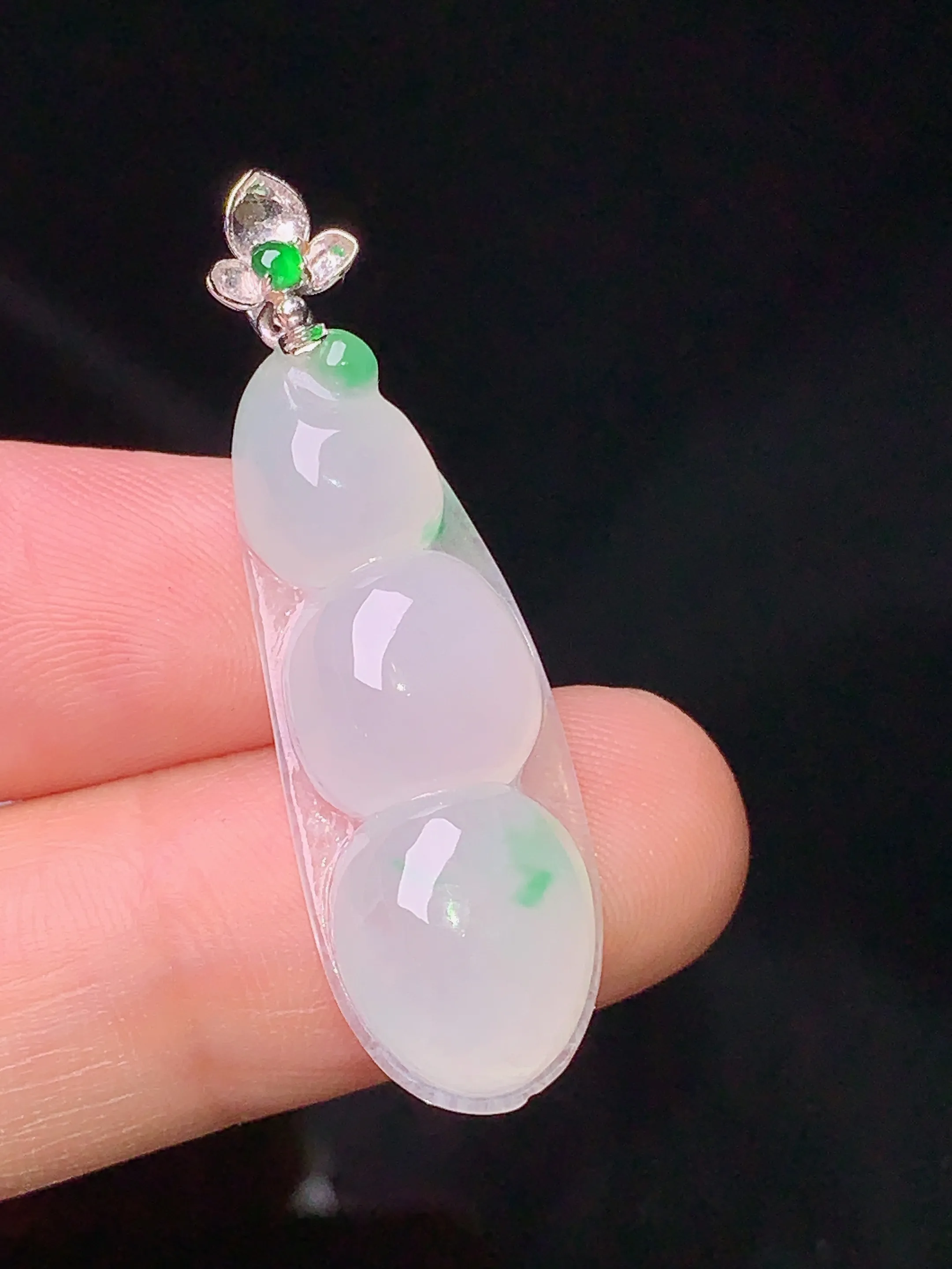 18k金镶嵌飘绿四季豆吊坠 玉质细腻 色泽清新艳丽 整体尺寸38.3*11.5*6