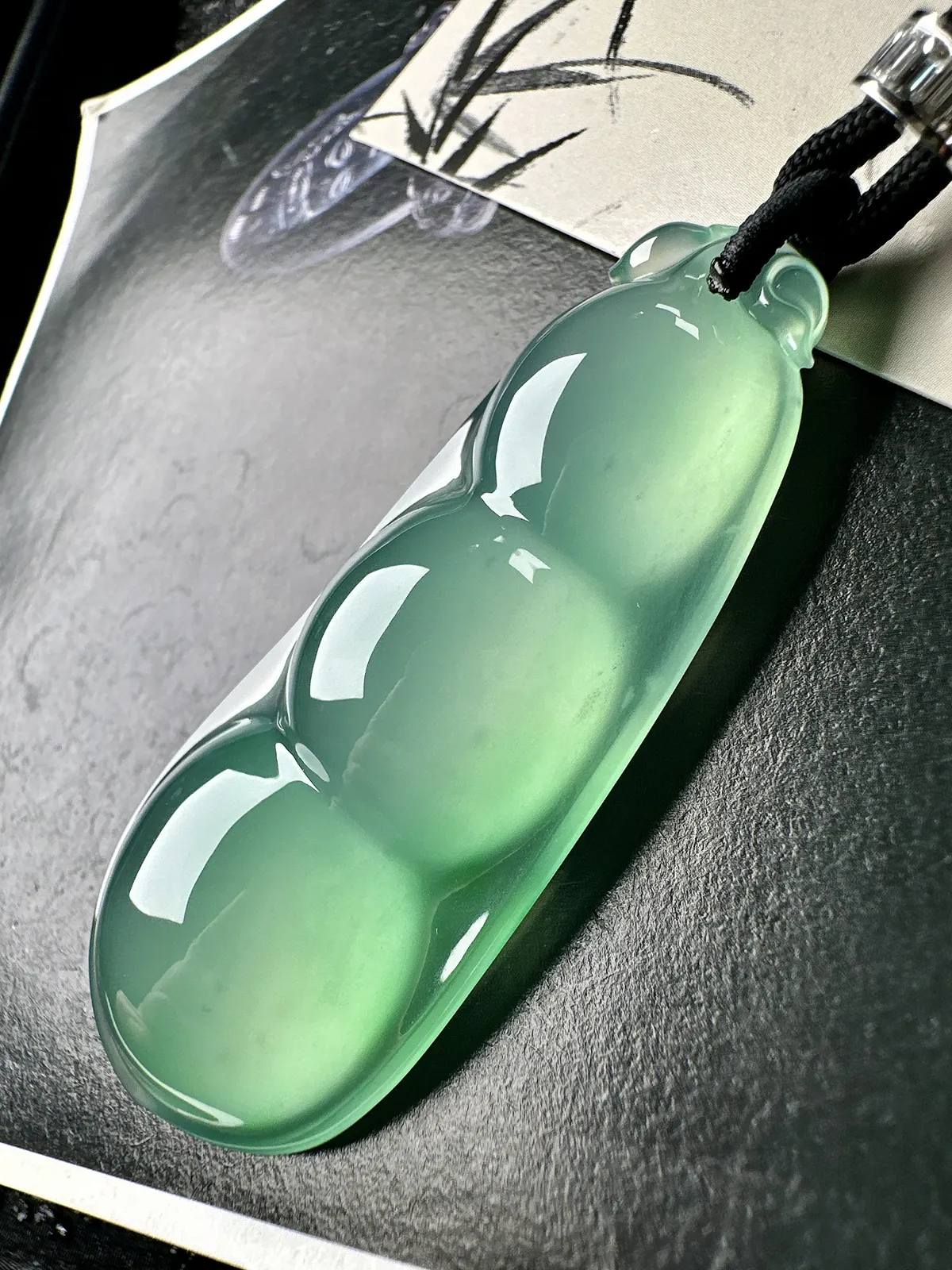 【冰种巨无霸福豆吊坠】飘一抹绿，起钢光，种地上乘，冰感十足，通透起光，饱满圆润，收藏品质