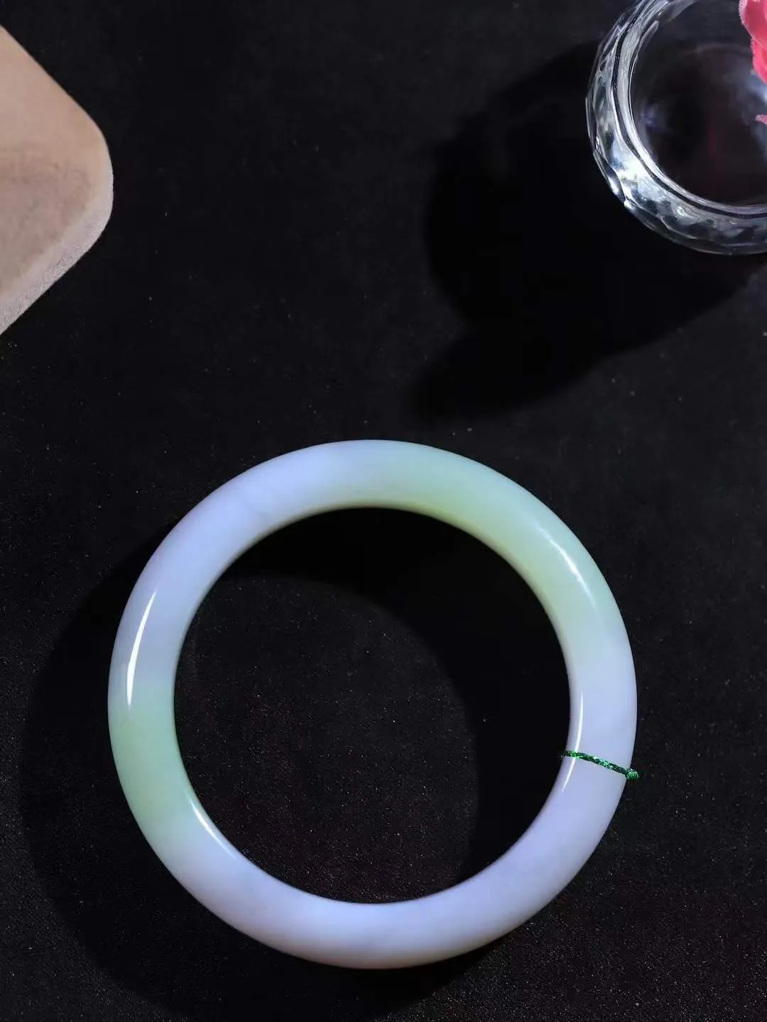 【花样年华·手镯】

精品️和田玉烟紫翠青双色手镯，质地油润细腻，色泽高贵典雅，镯型古朴典雅。在诗情画意的雨巷相遇，你是我腕间的一抹风情，有你眸有深情，清风荡漾湖间静水，我愿俯身低眉，在烟波涟漪处，寻你深情倩影。重49克  尺寸52-11.7-8.5mm   751101054A