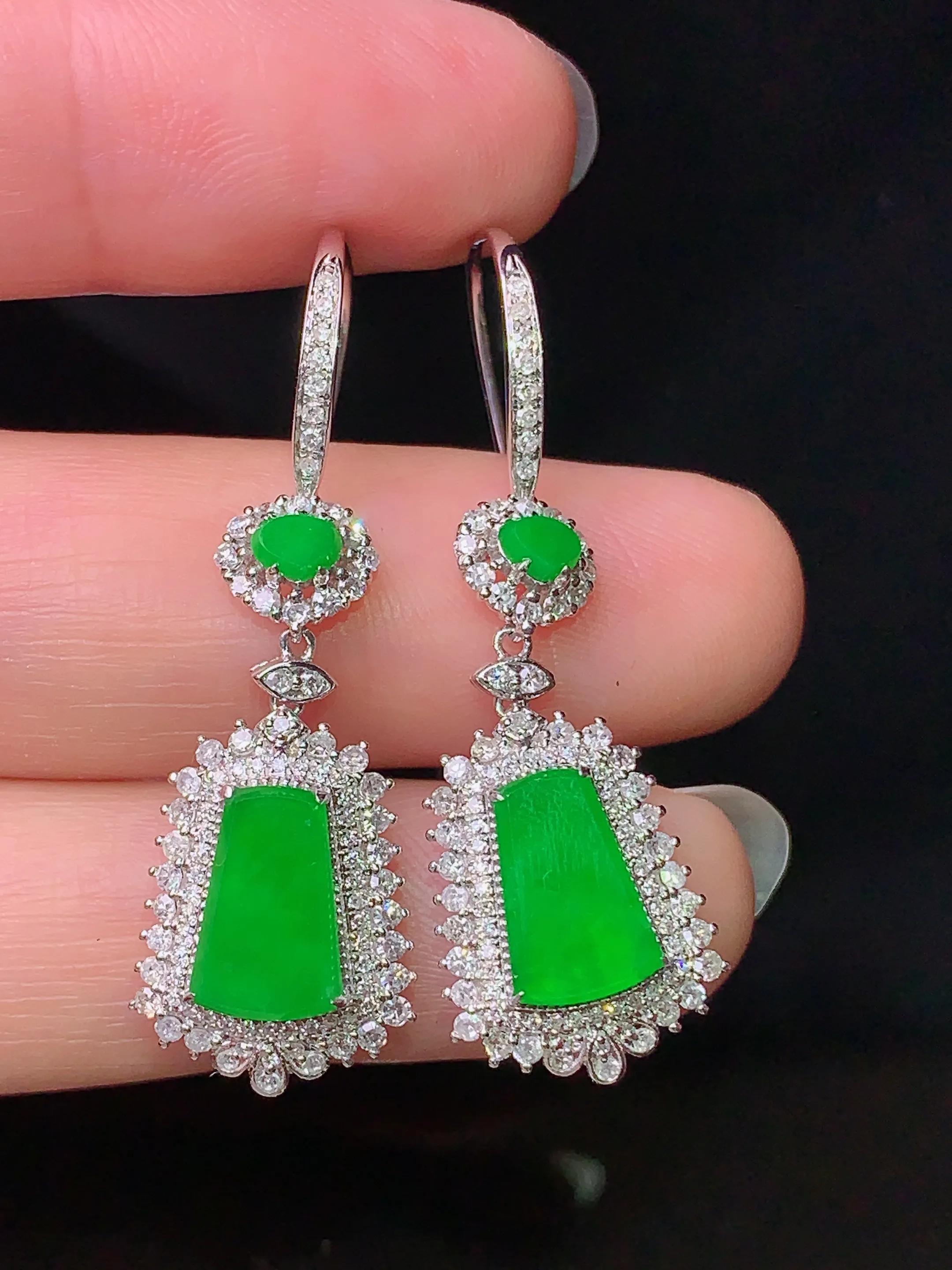 18k金钻镶嵌满绿无事牌耳坠 玉质细腻 色泽清新艳丽 整体尺寸39*12.3*6